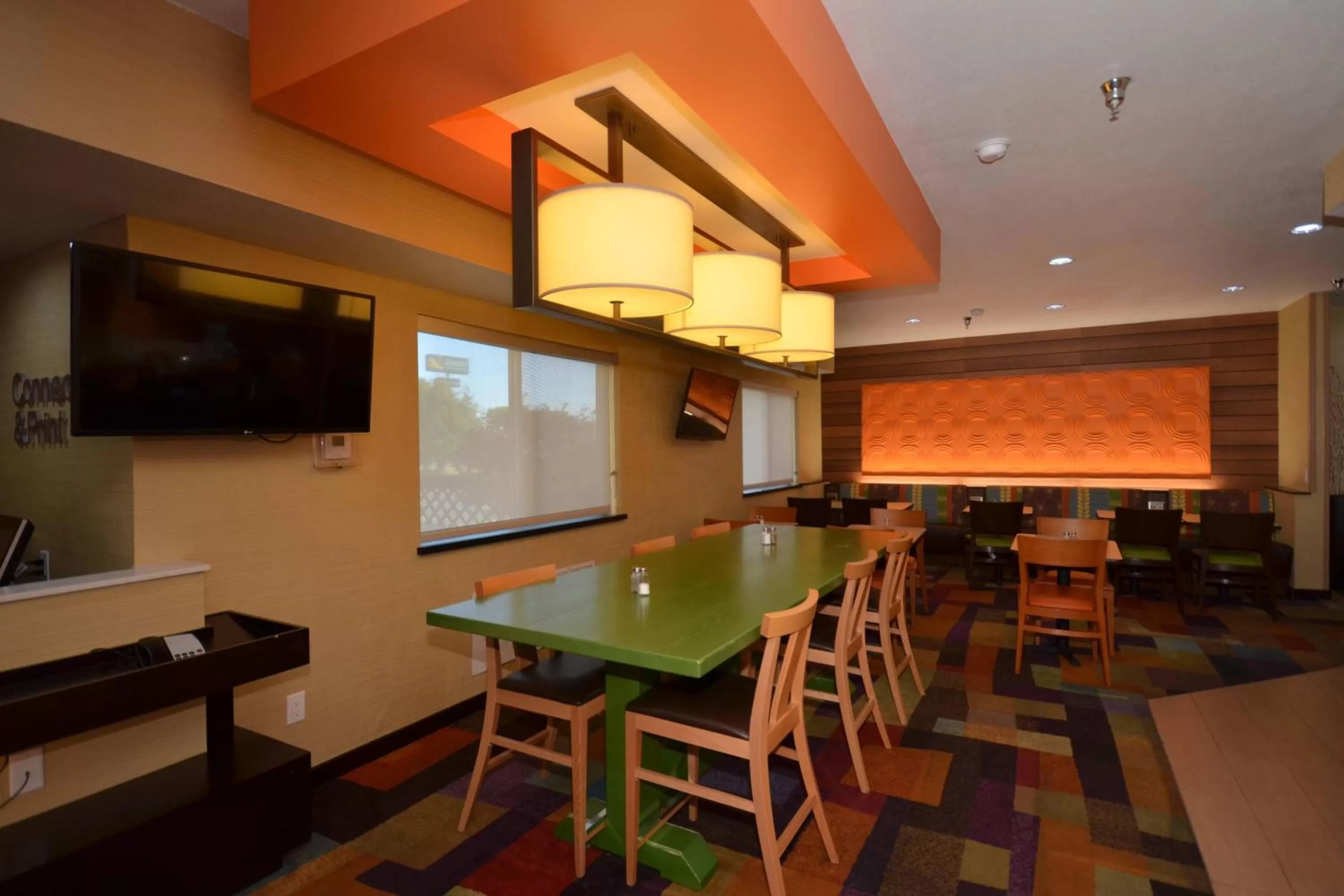 Breakfast, Lounge/Bar in Freedom Inn