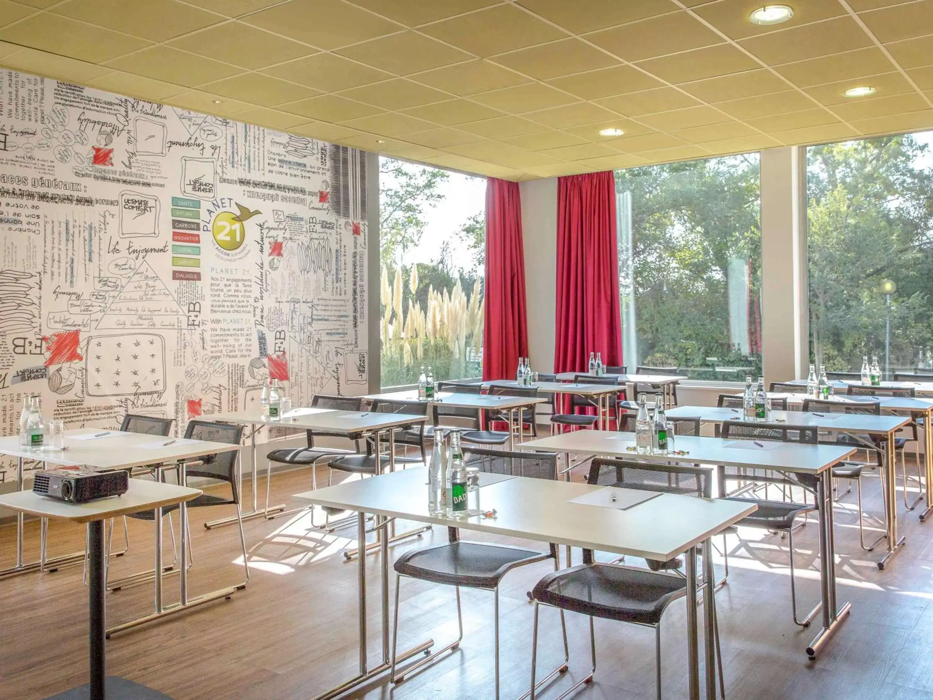 On site, Restaurant/Places to Eat in Ibis Cavaillon Portes du Luberon