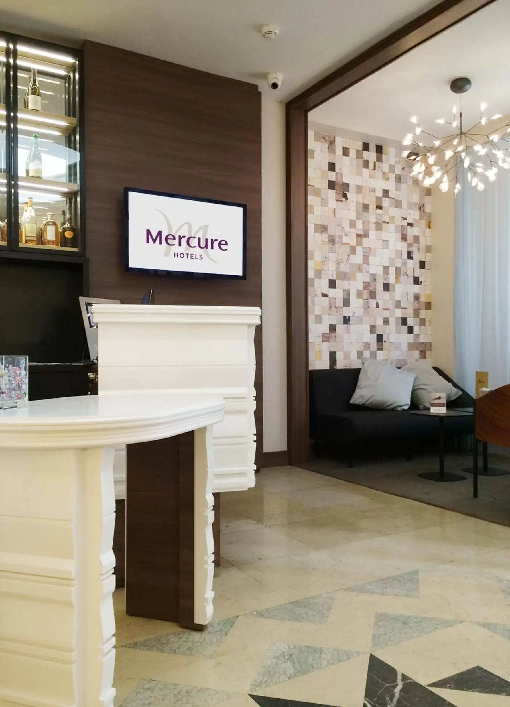 Lobby or reception, TV/Entertainment Center in Mercure Lyon Centre Beaux-Arts