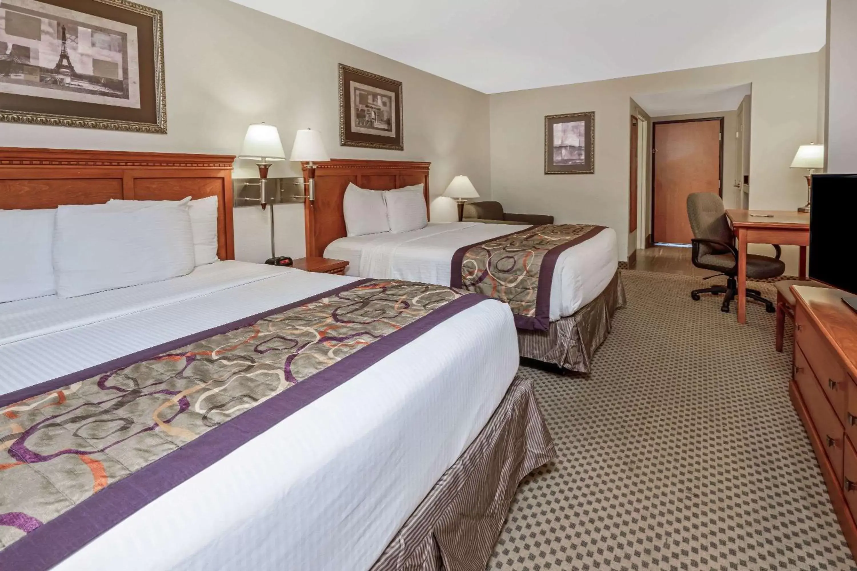 Queen Room with Two Queen Beds and Mobility/Hearing Impaired Access - Non-Smoking in La Quinta by Wyndham Kennewick