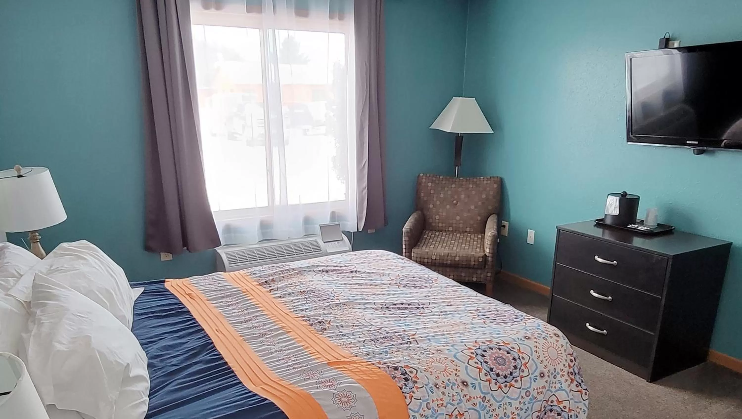 Photo of the whole room, Bed in Jasper Ridge Inn Ishpeming