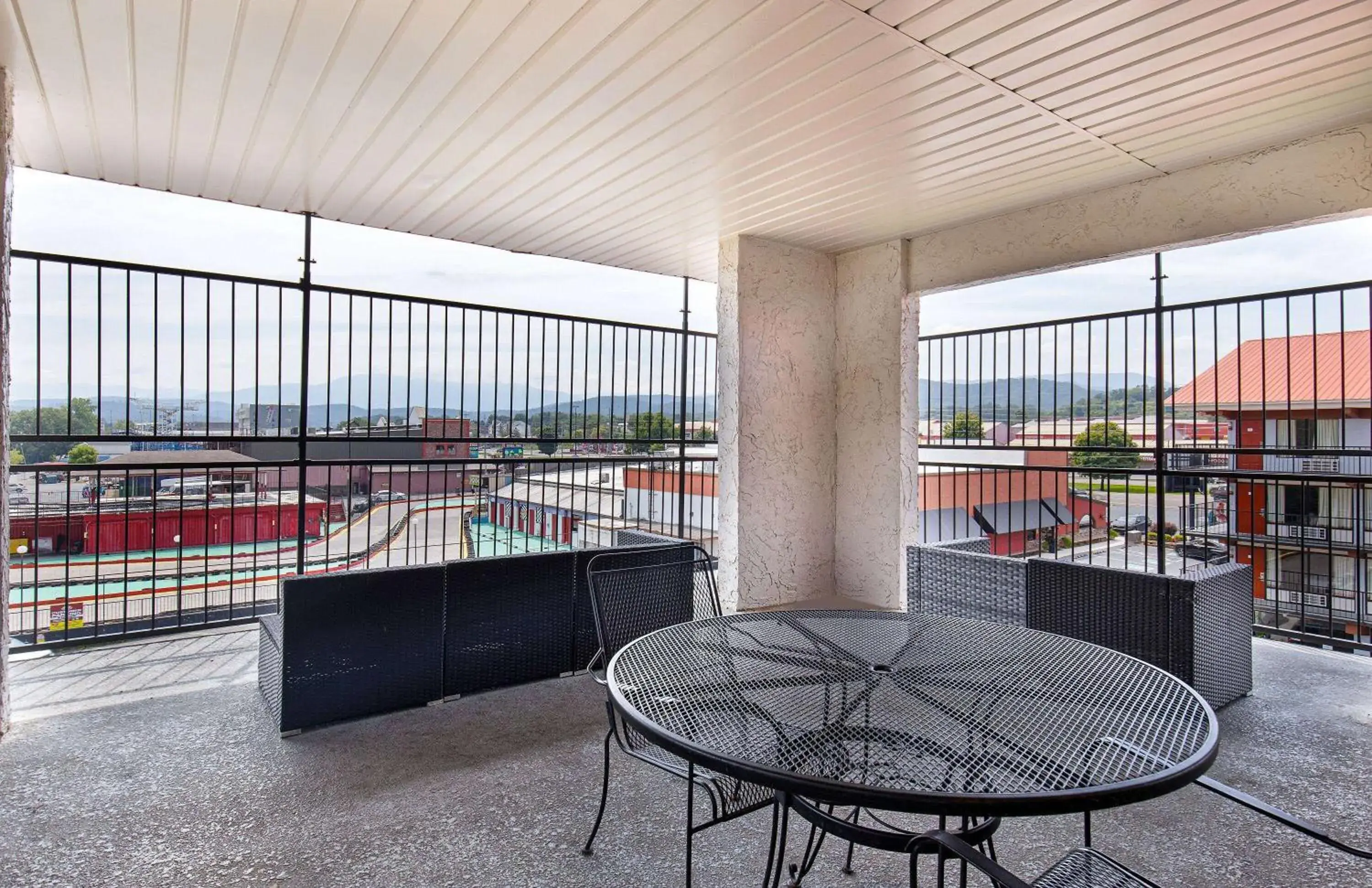 Inner courtyard view in Americana Inn a Travelodge by Wyndham