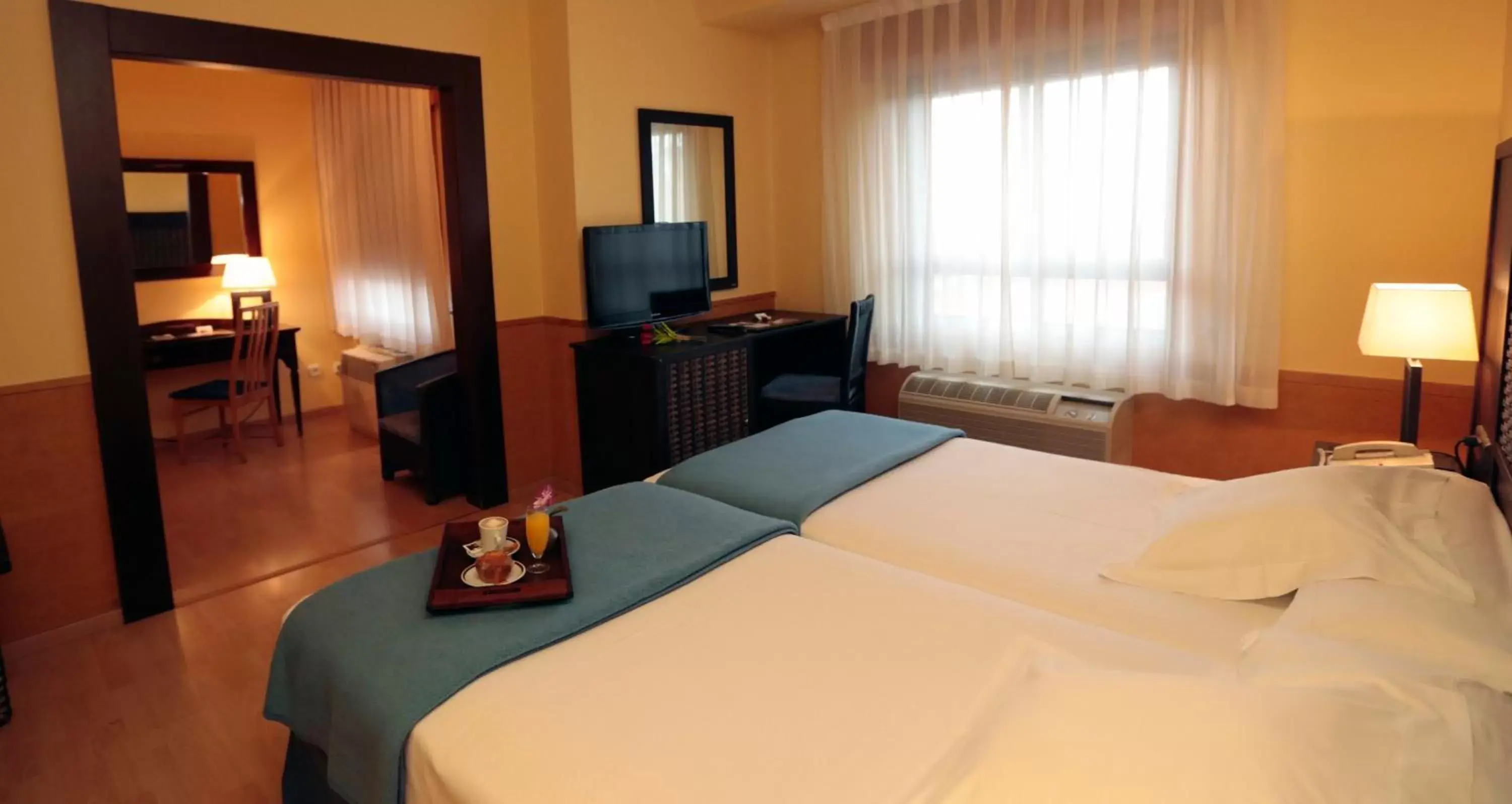 Bedroom, TV/Entertainment Center in Hotel Spa Congreso