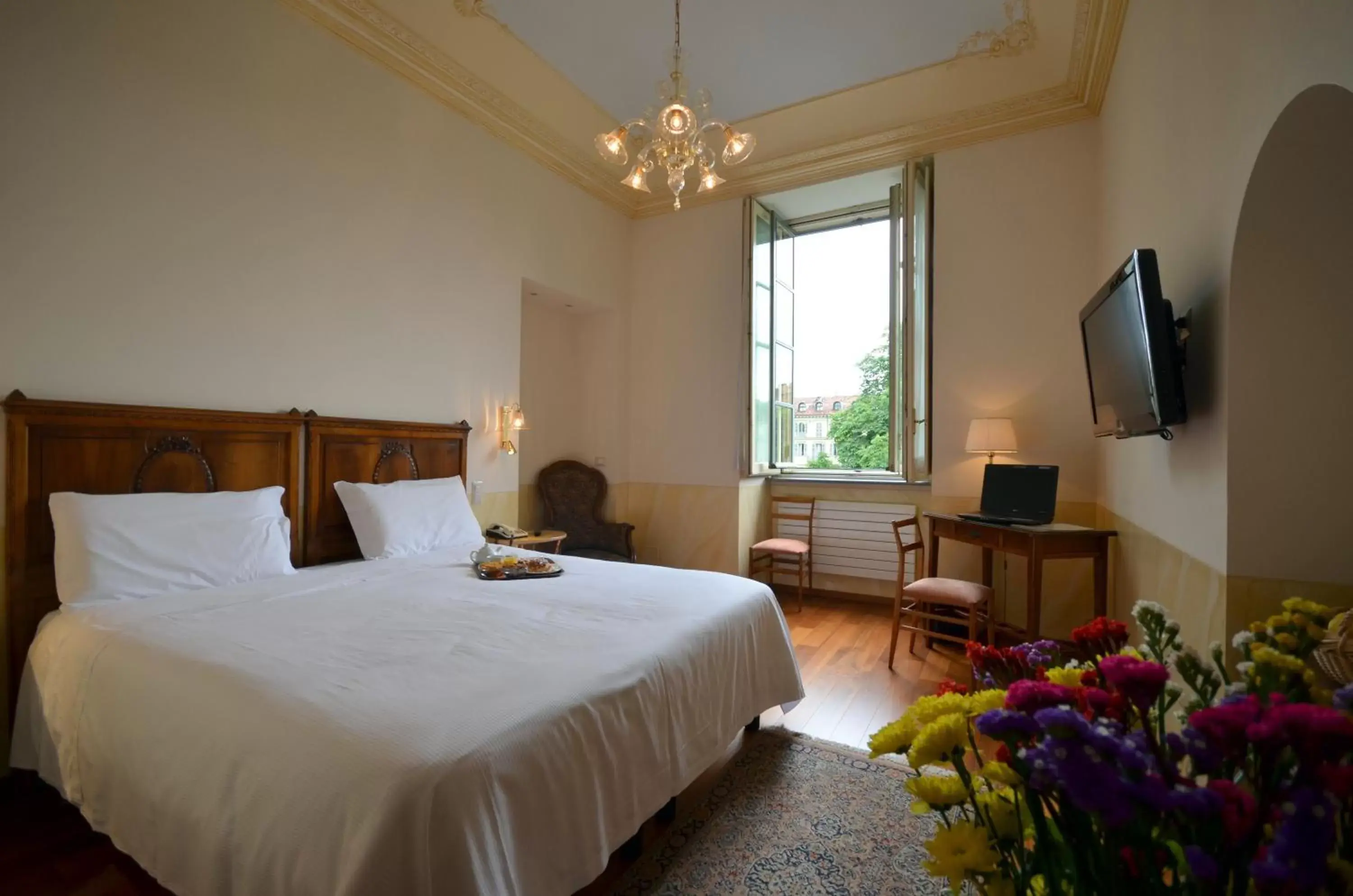 TV and multimedia, Bed in Hotel Roma e Rocca Cavour