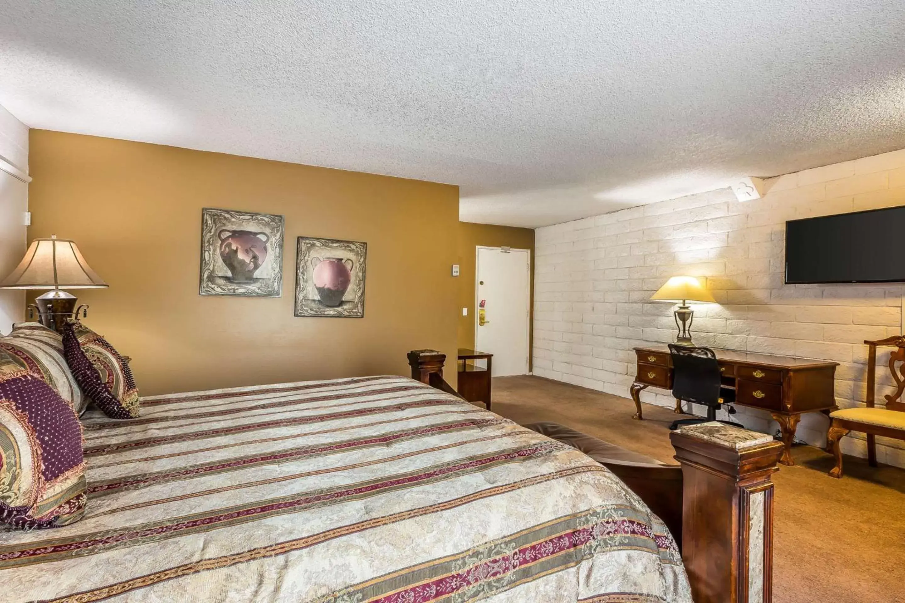 Photo of the whole room, Bed in Econo Lodge Lake Elsinore Casino