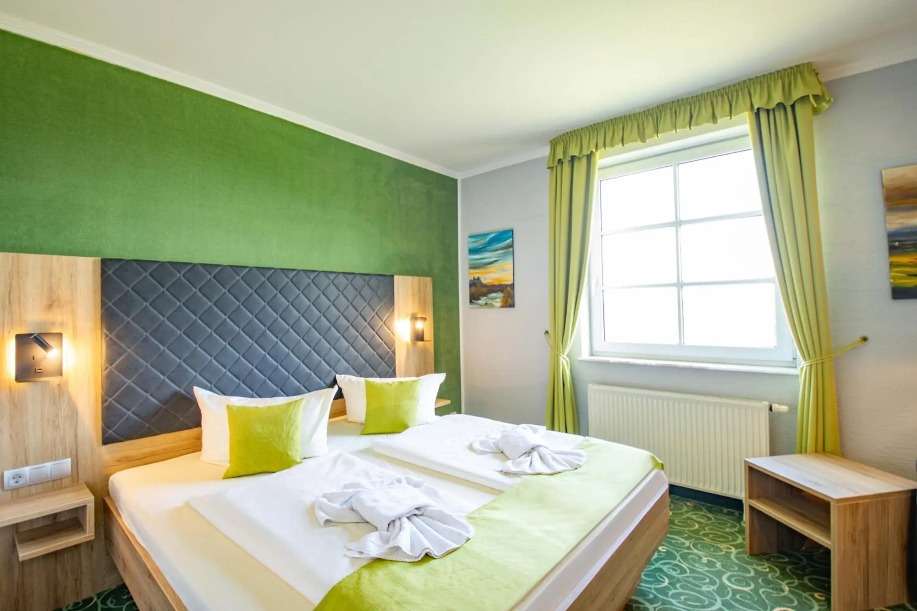 room service, Bed in Panorama Berghotel Wettiner Hohe