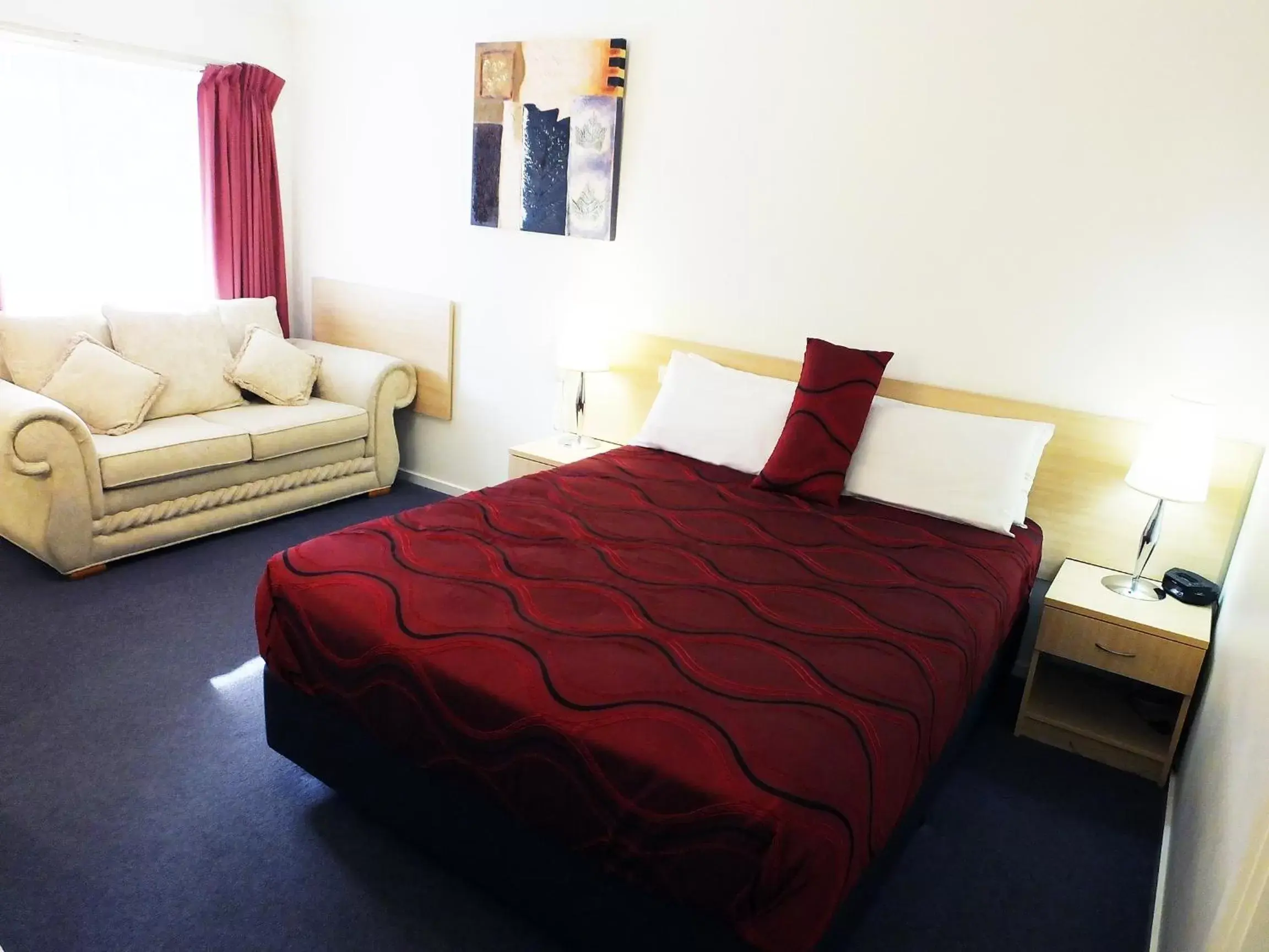Photo of the whole room, Bed in Edinburgh Motor Inn