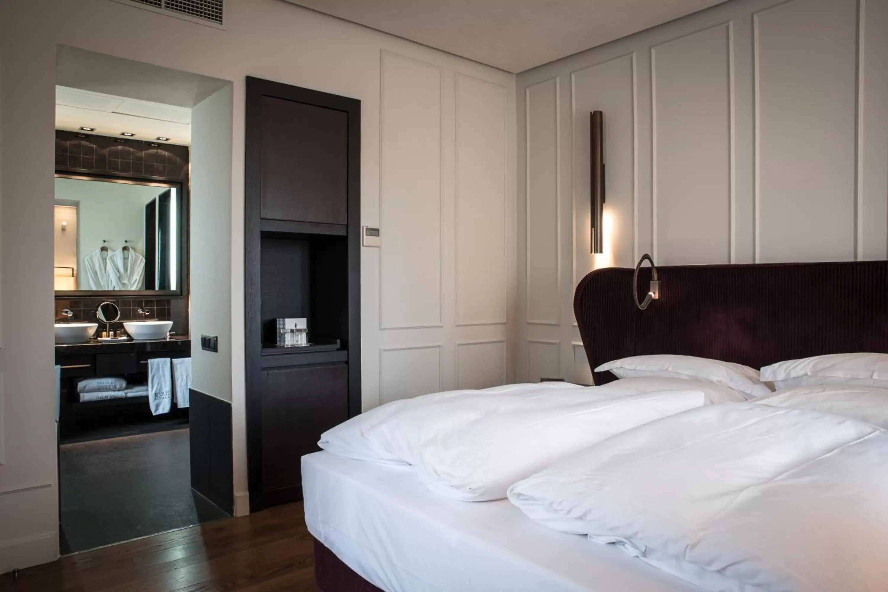 Photo of the whole room, Bed in CoolRooms Palacio Villapanés