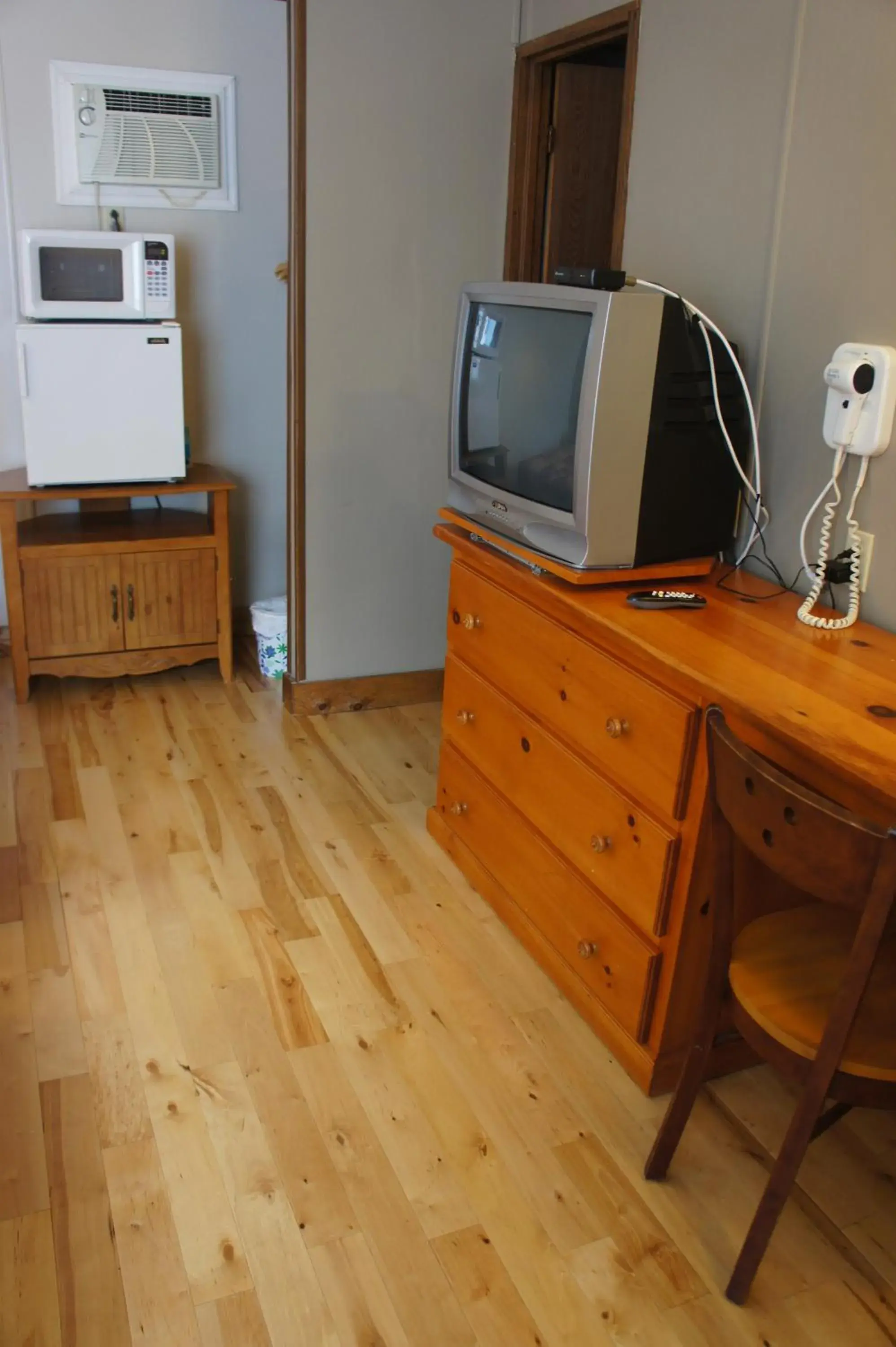 Photo of the whole room, TV/Entertainment Center in Motel Clair Mont