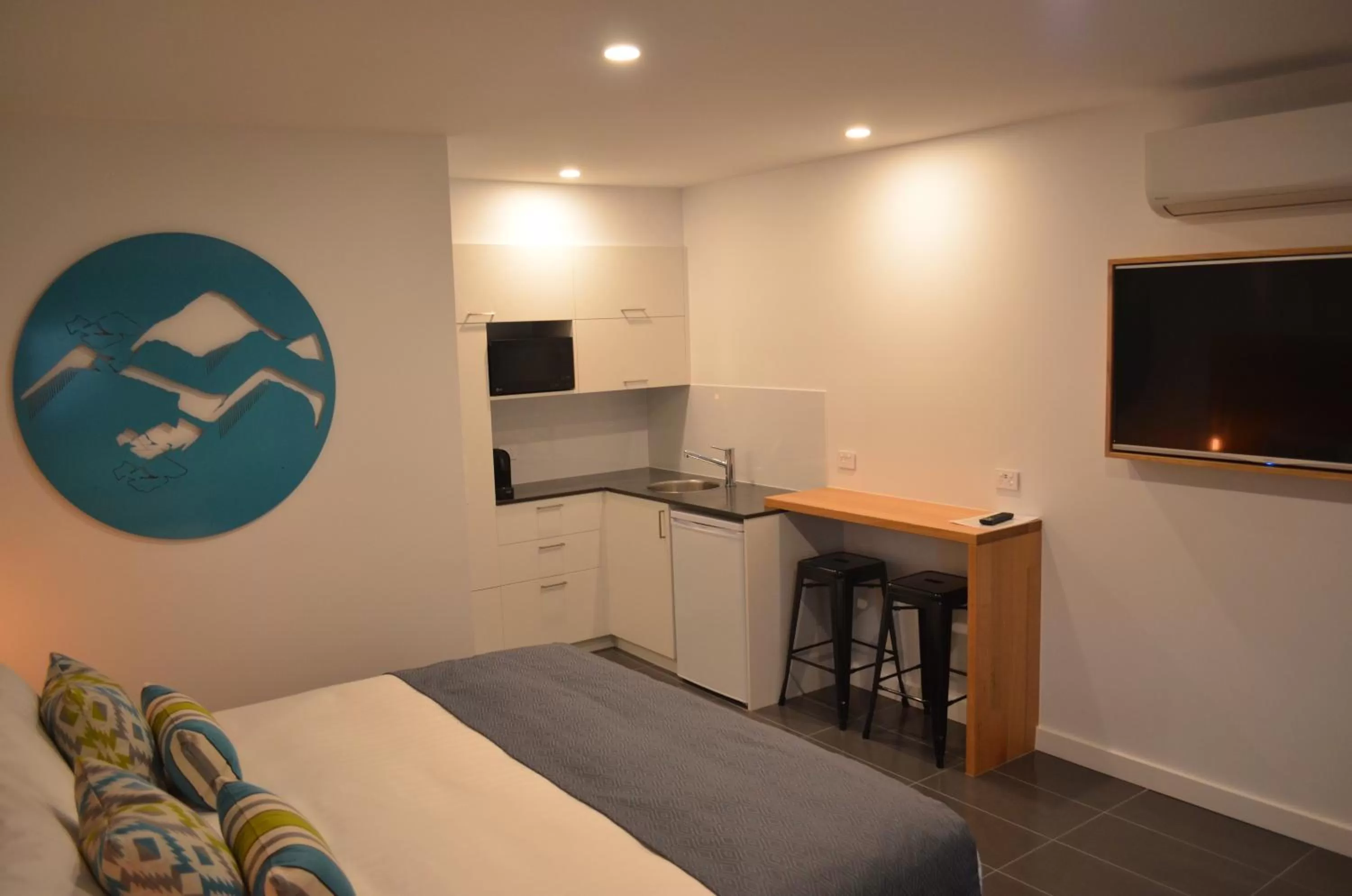 Photo of the whole room, Bed in Bright Colonial Motel