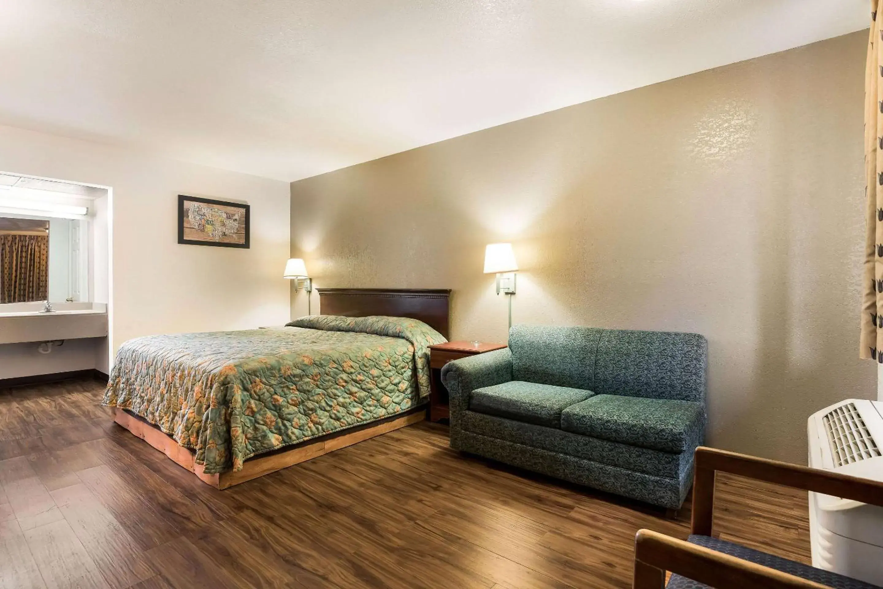 Bedroom in Econo Lodge Bartlesville Hwy 75