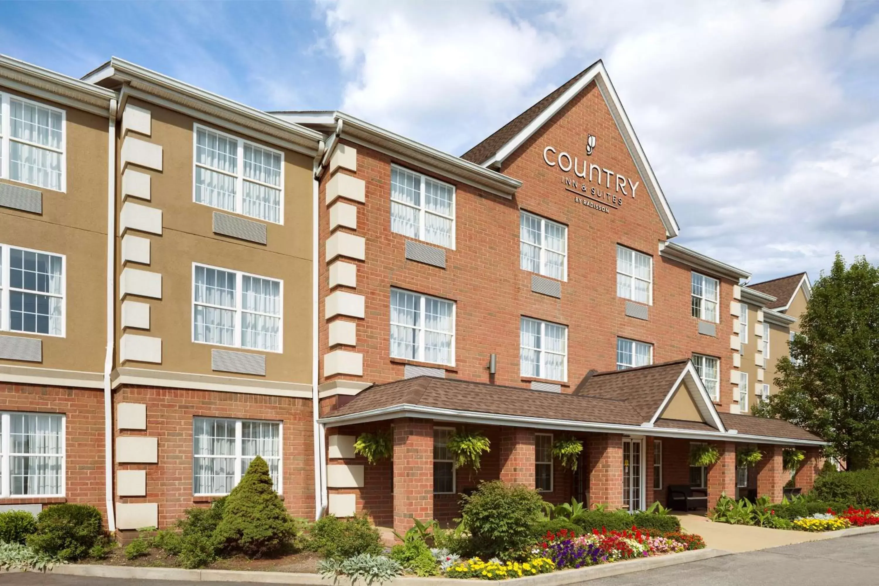 Property building in Country Inn & Suites by Radisson, Macedonia, OH