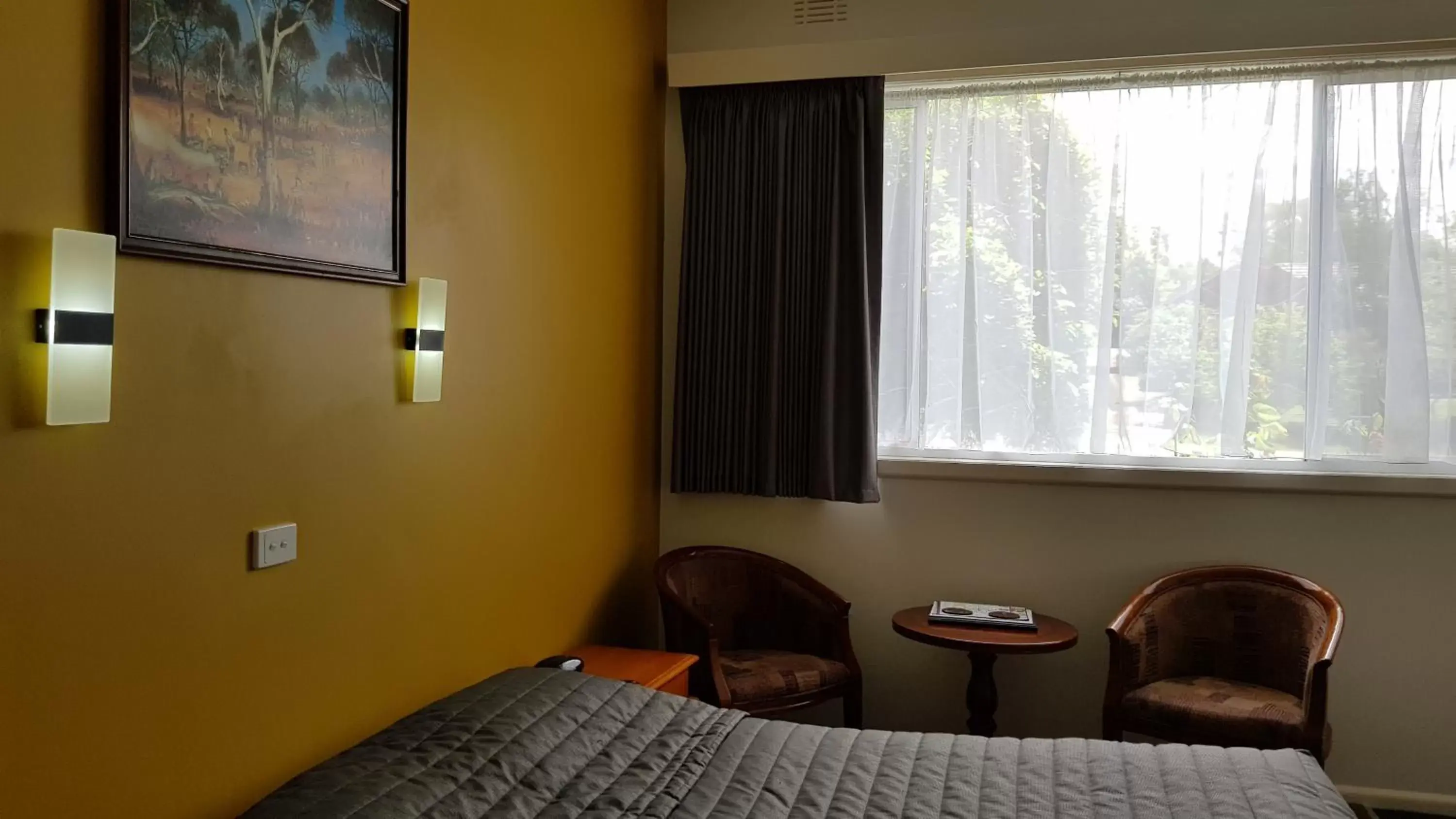 Photo of the whole room, Bed in Daylesford Central Motor Inn