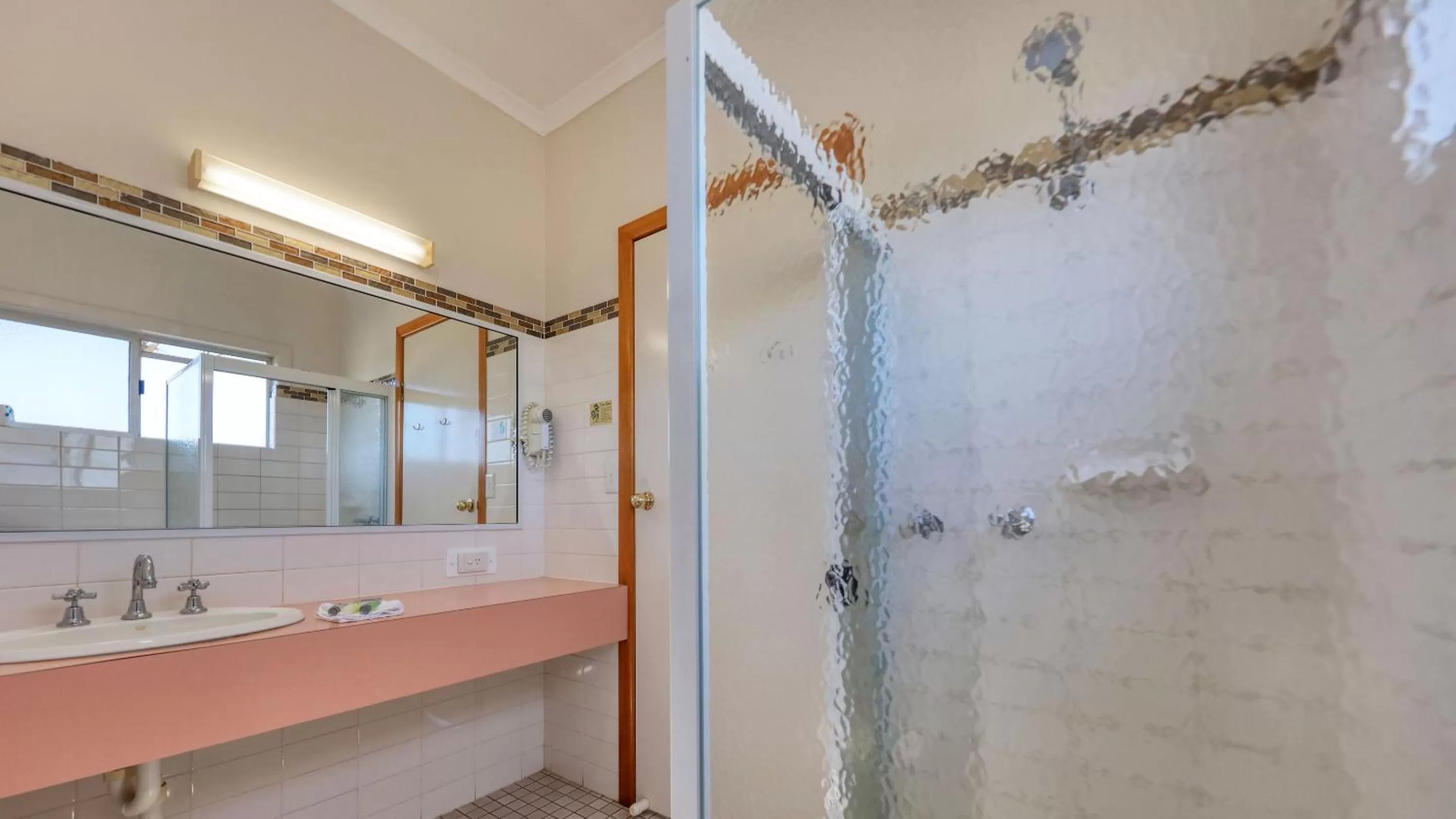 Shower in Chinchilla Great Western Motor Inn