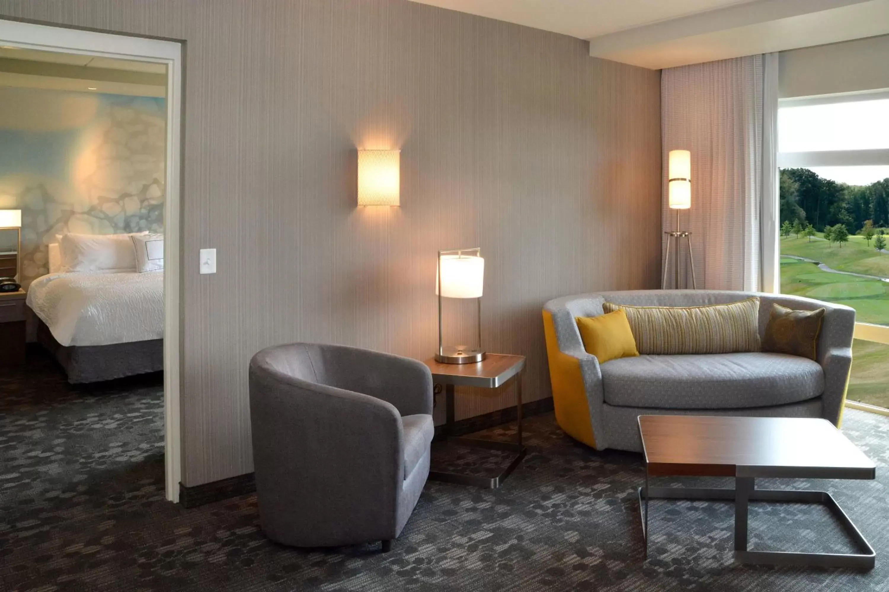 Photo of the whole room, Seating Area in Courtyard by Marriott Youngstown Canfield