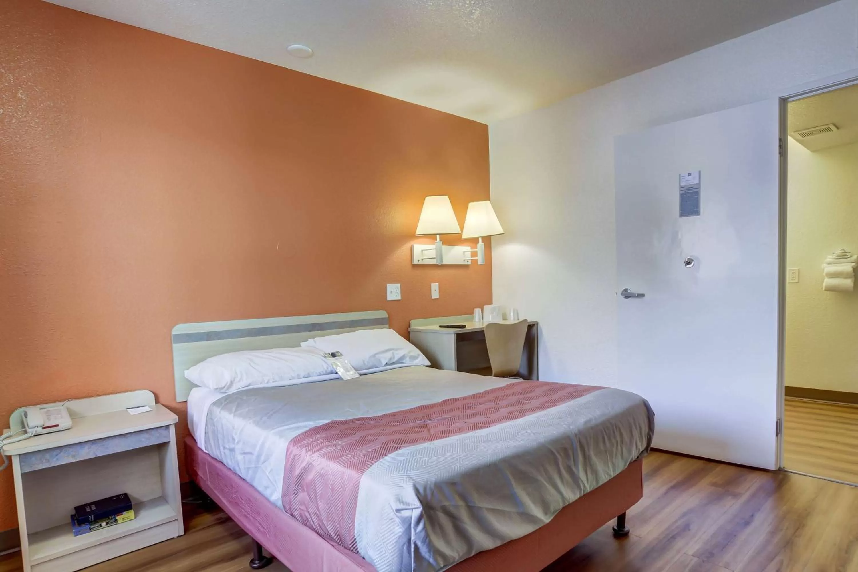 Photo of the whole room, Bed in Motel 6-Grants Pass, OR