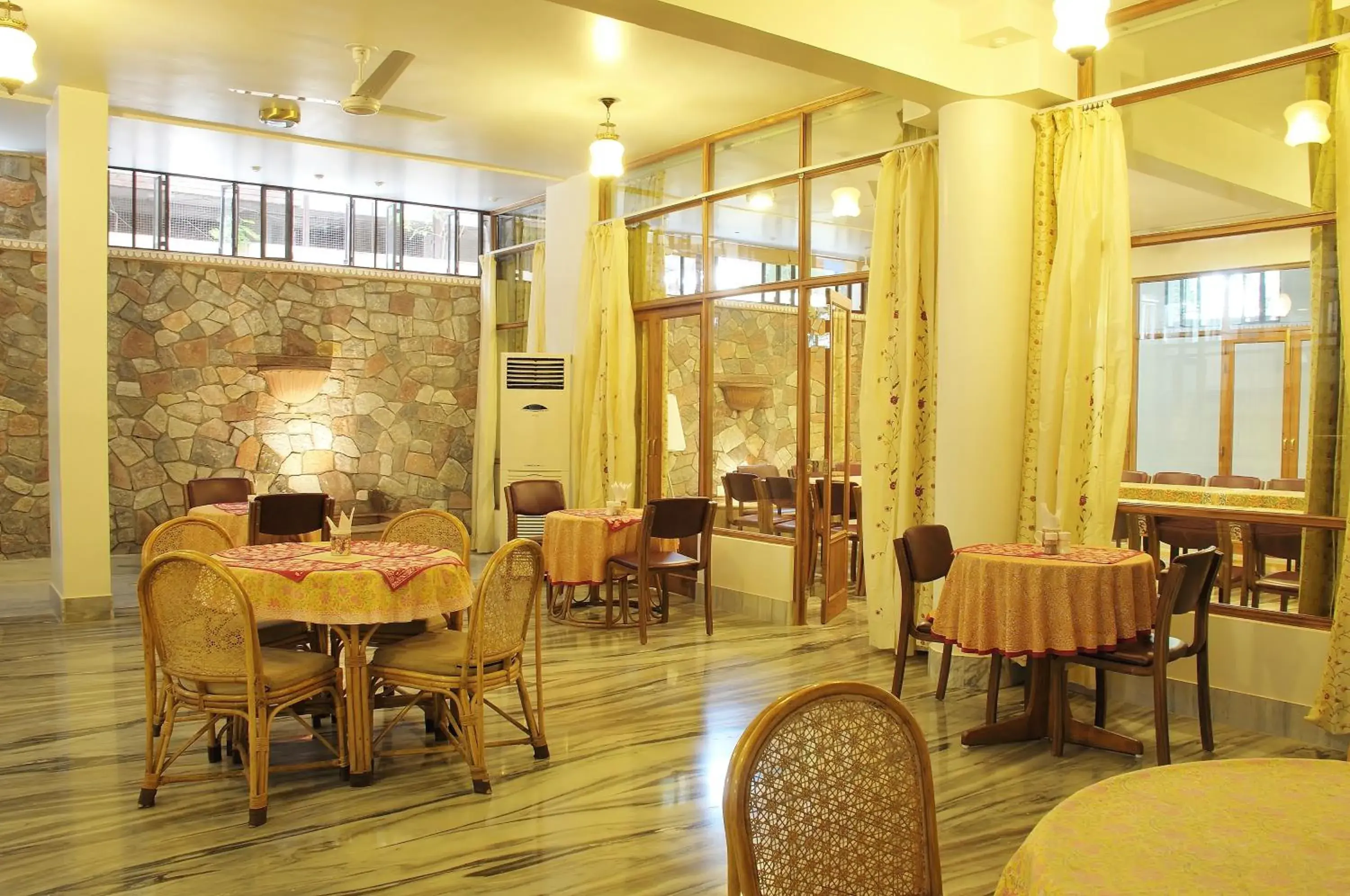 Restaurant/Places to Eat in Om Niwas Suite Hotel