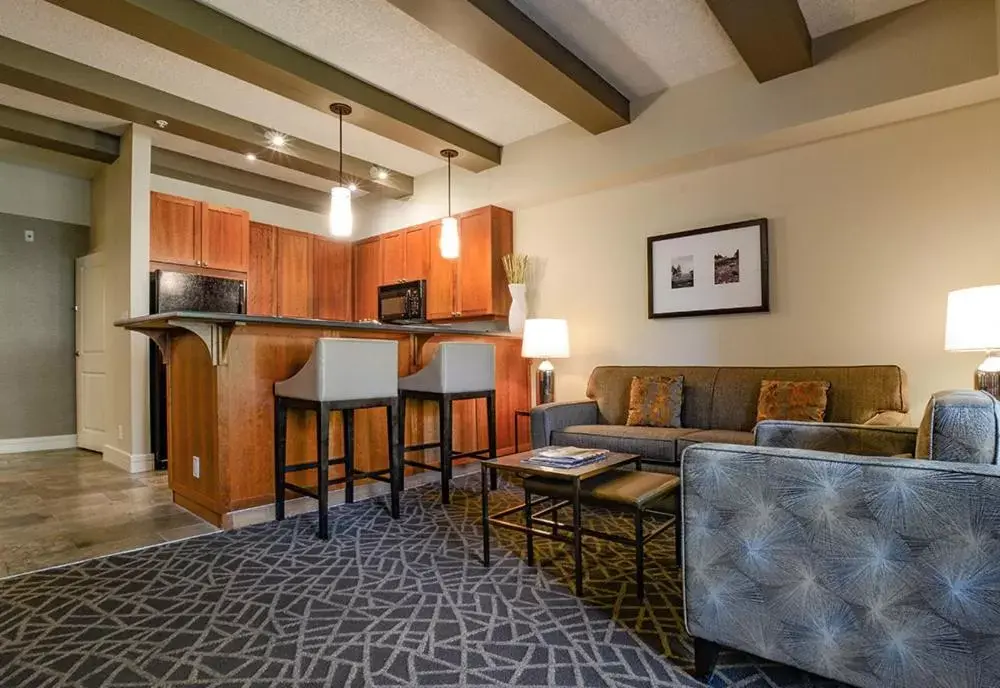 Kitchen or kitchenette, Seating Area in Fairways Hotel on the Mountain