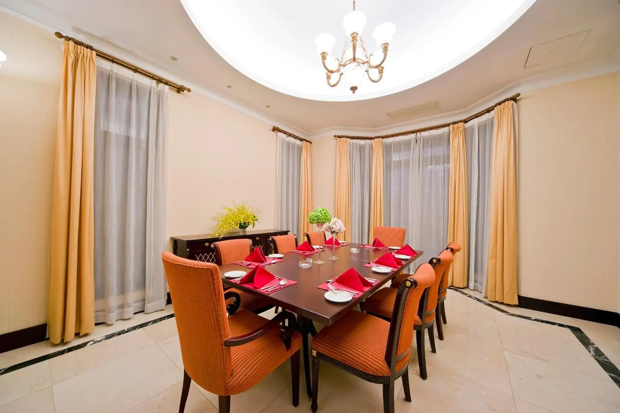 Dining Area in Ramada Plaza Sino-Bay Shanghai