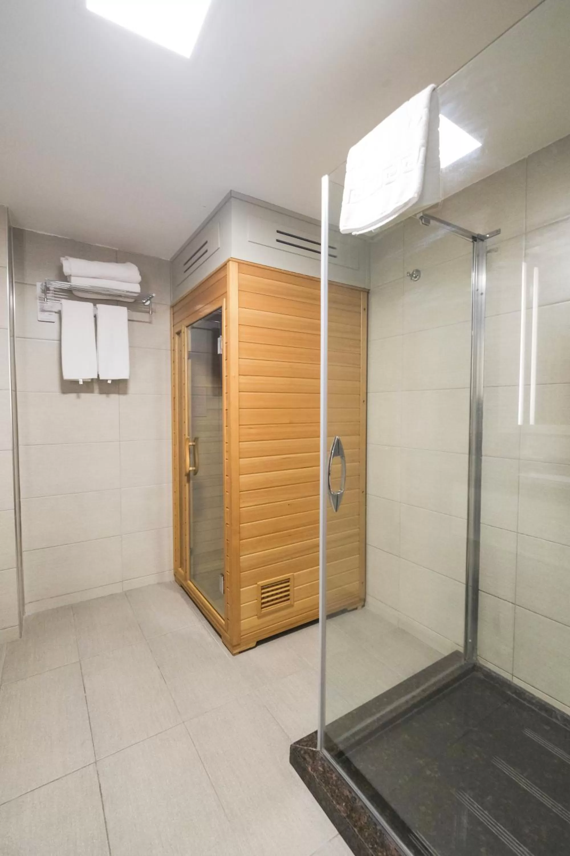 Shower in Ramada Plaza By Wyndham Izmir