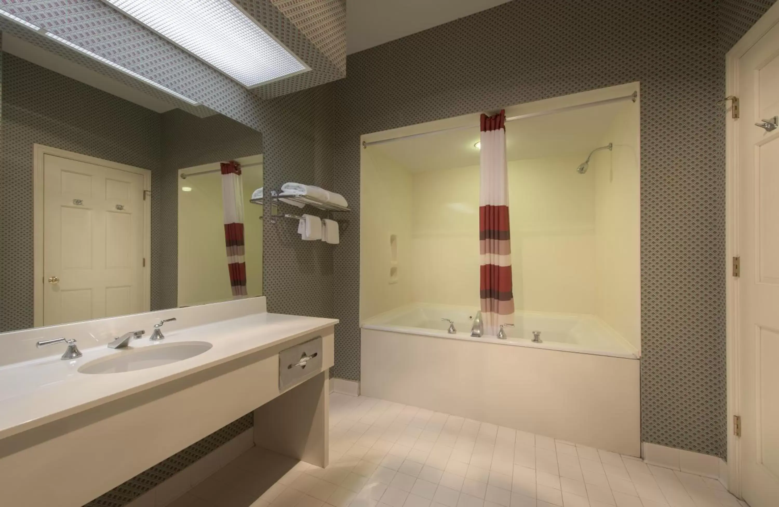 Bathroom in Red Roof Inn & Suites Albany, GA