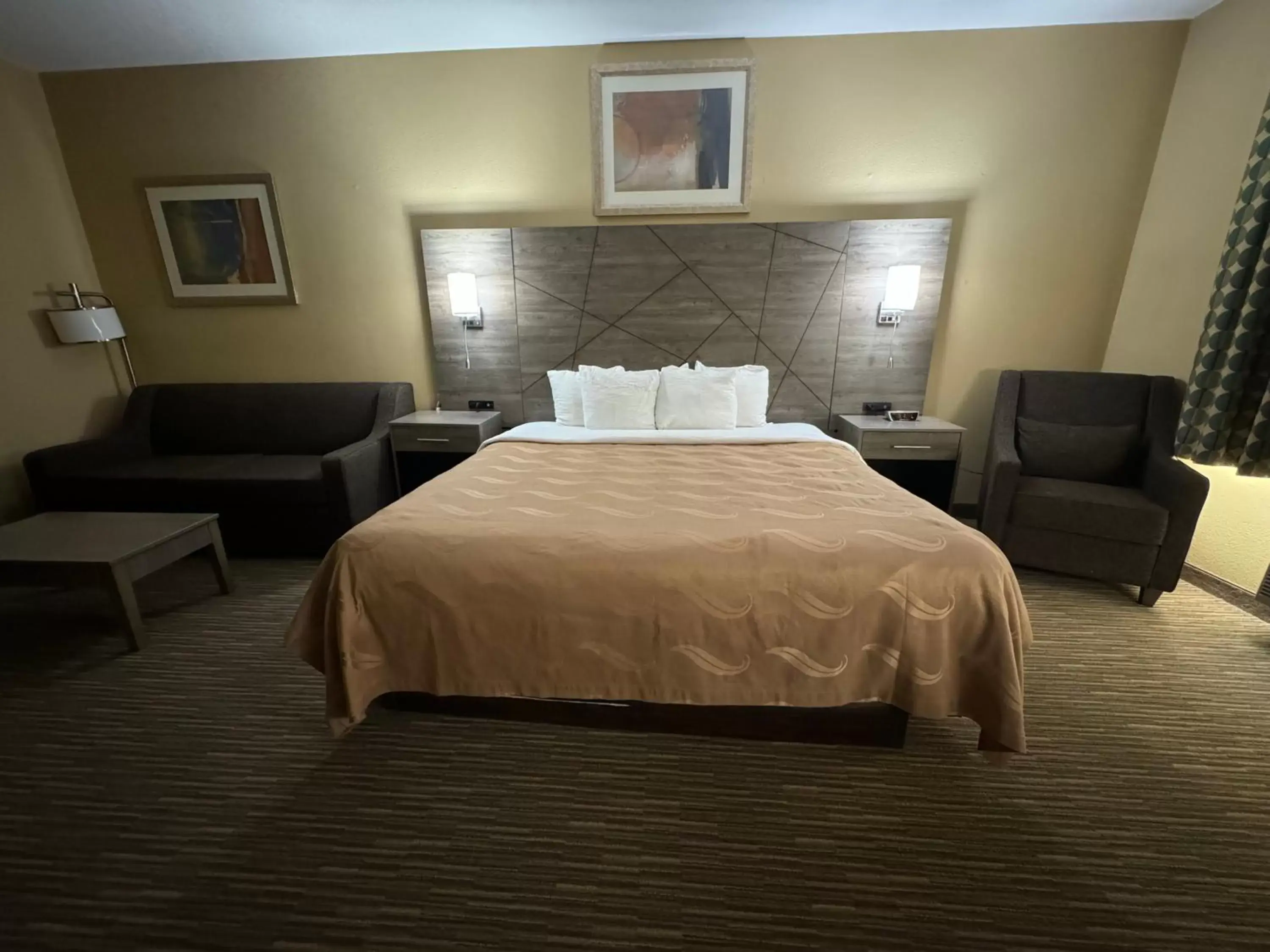 Bed in Quality Inn near I-72 and Hwy 51