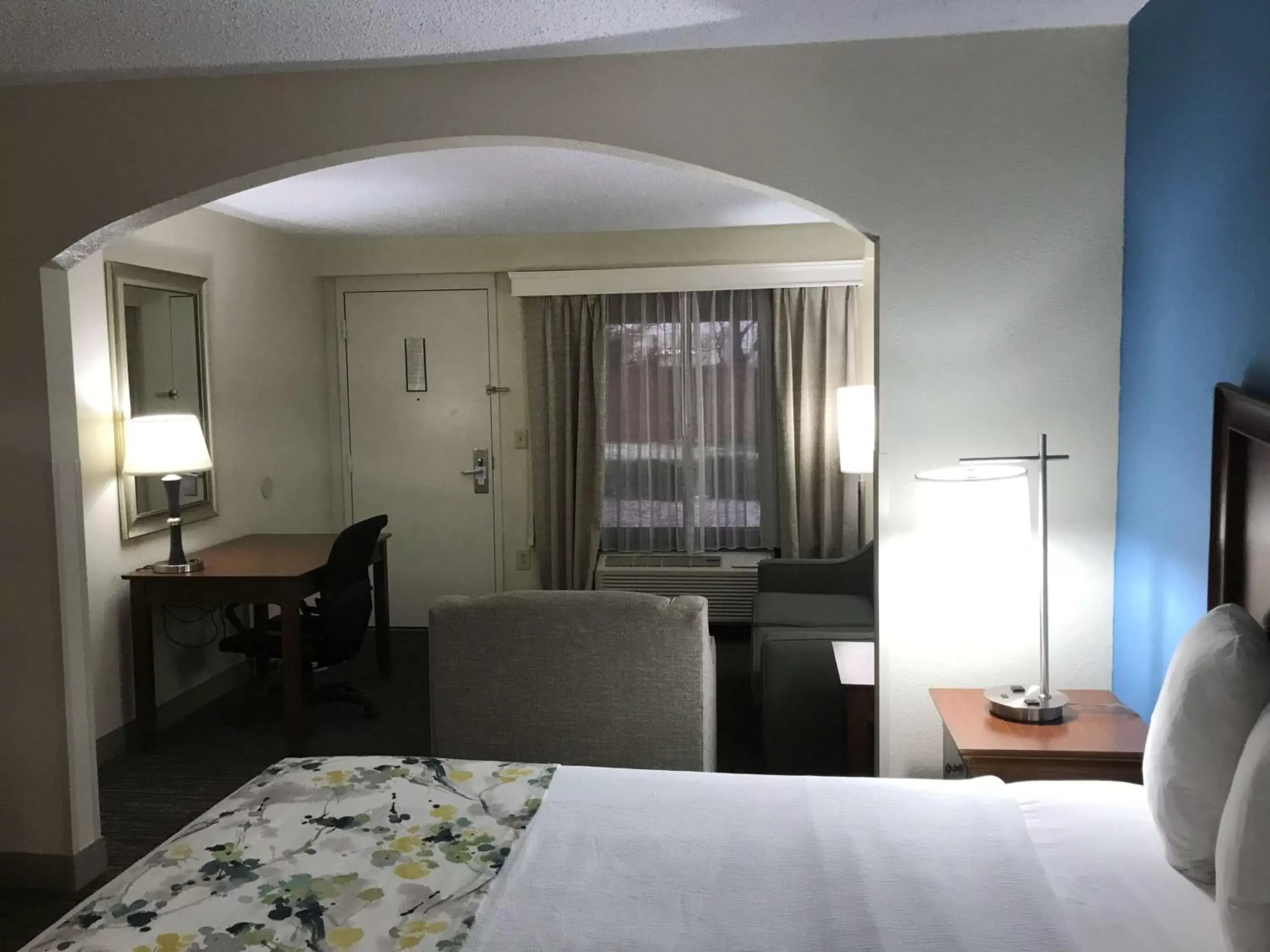 Photo of the whole room, Bed in Best Western Inn & Suites Monroe