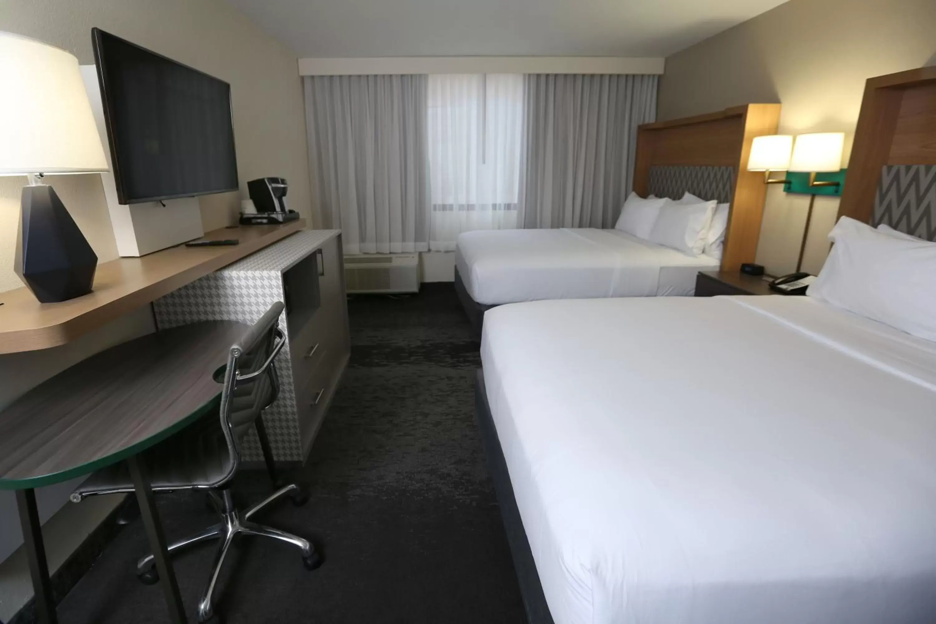 Photo of the whole room in Holiday Inn Chicago North Shore, an IHG Hotel