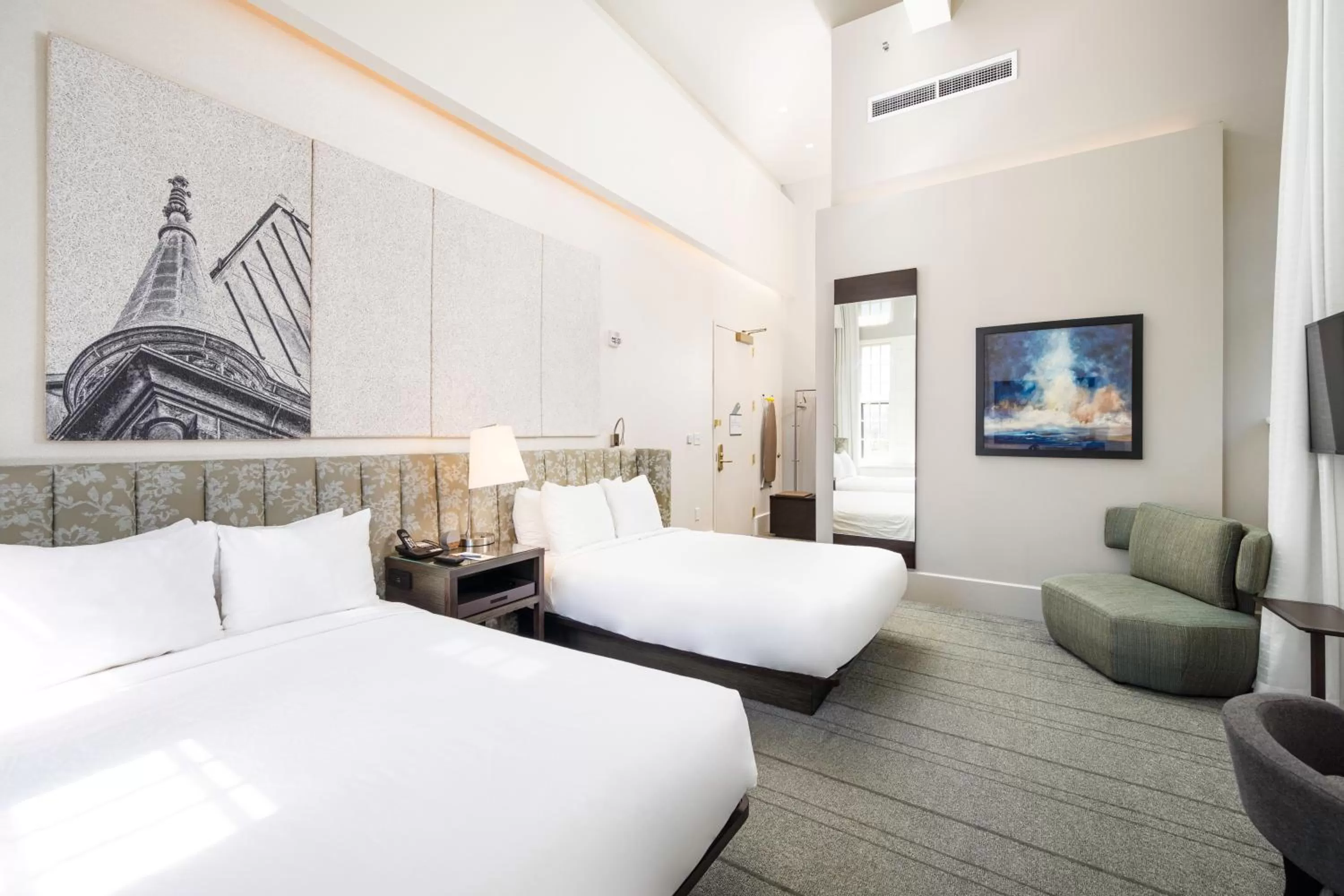 Photo of the whole room, Bed in The Richardson Hotel