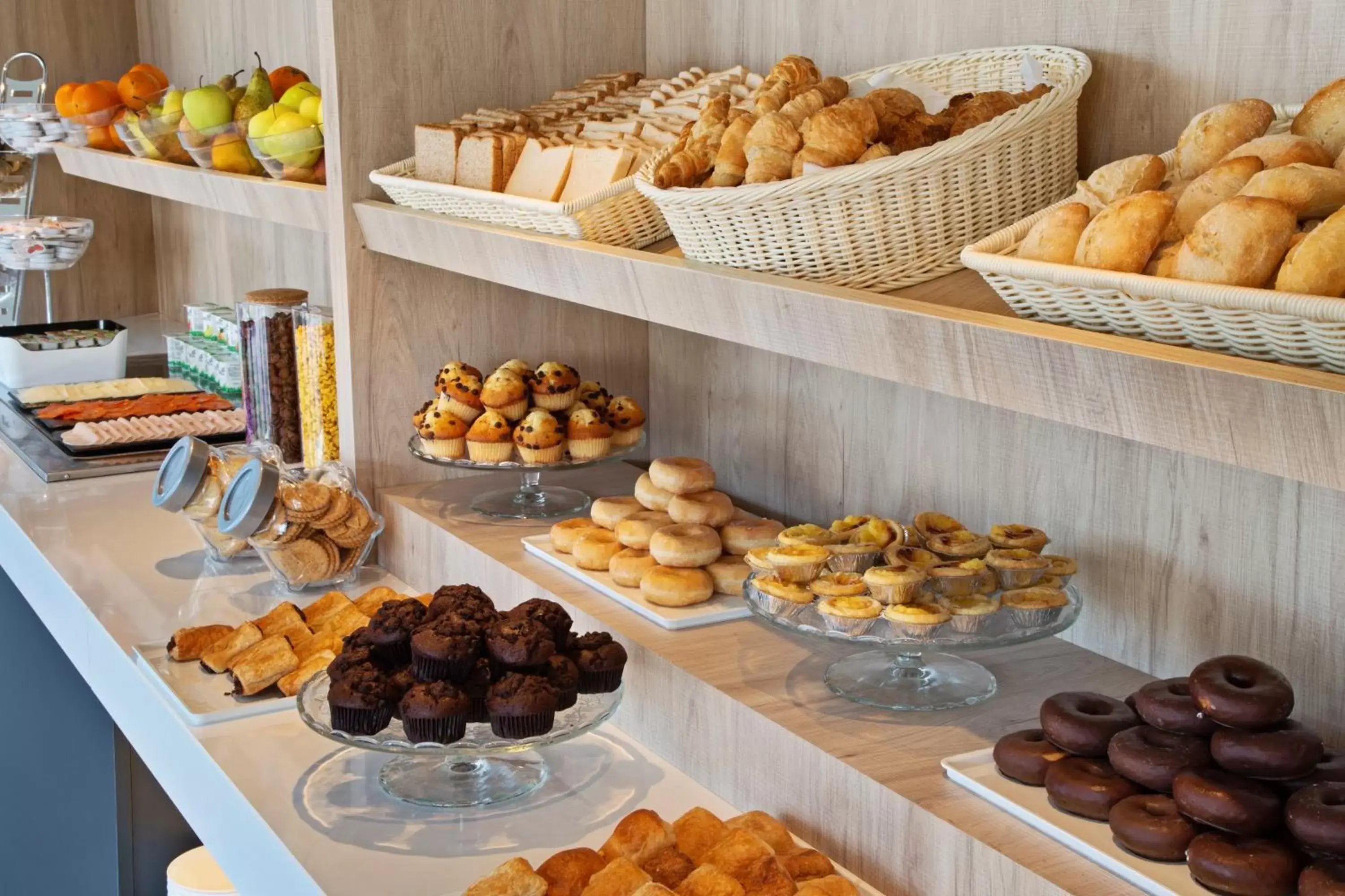 Buffet breakfast, Food in B&B HOTEL Porto Expo Aeroporto