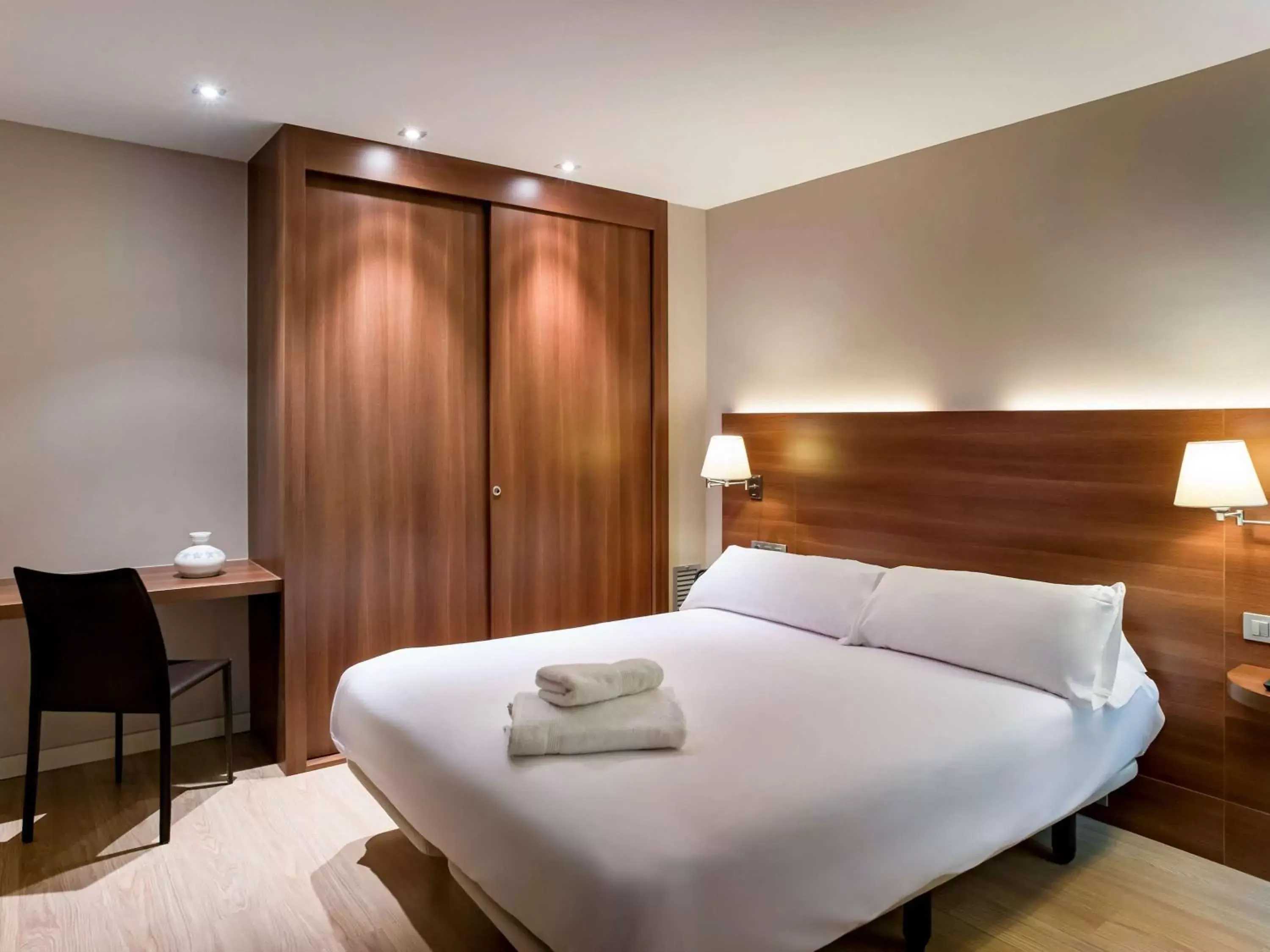 Photo of the whole room, Bed in Ibis Styles Figueres Ronda