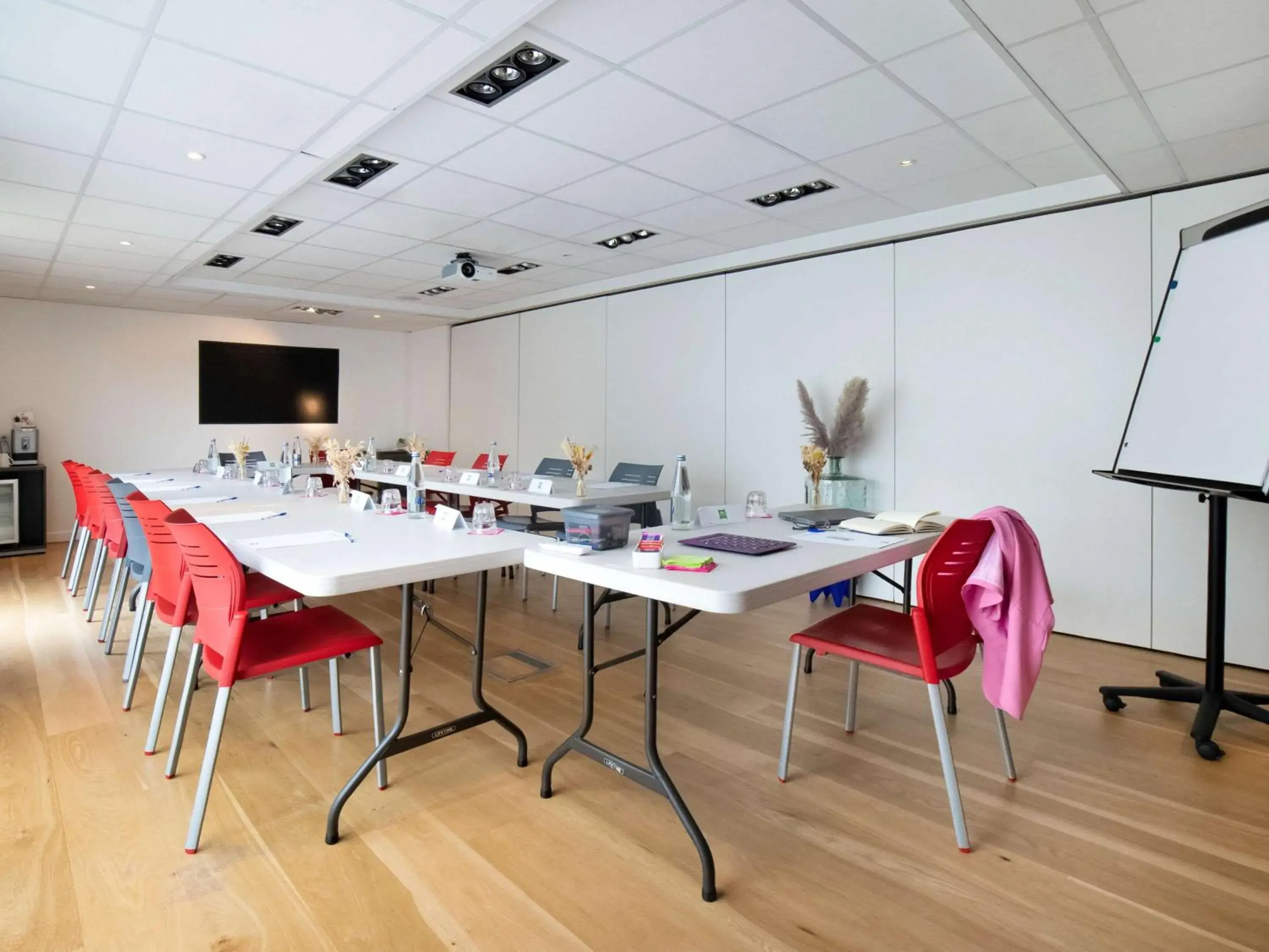 Meeting/conference room in ibis Styles Rennes St. Gregoire