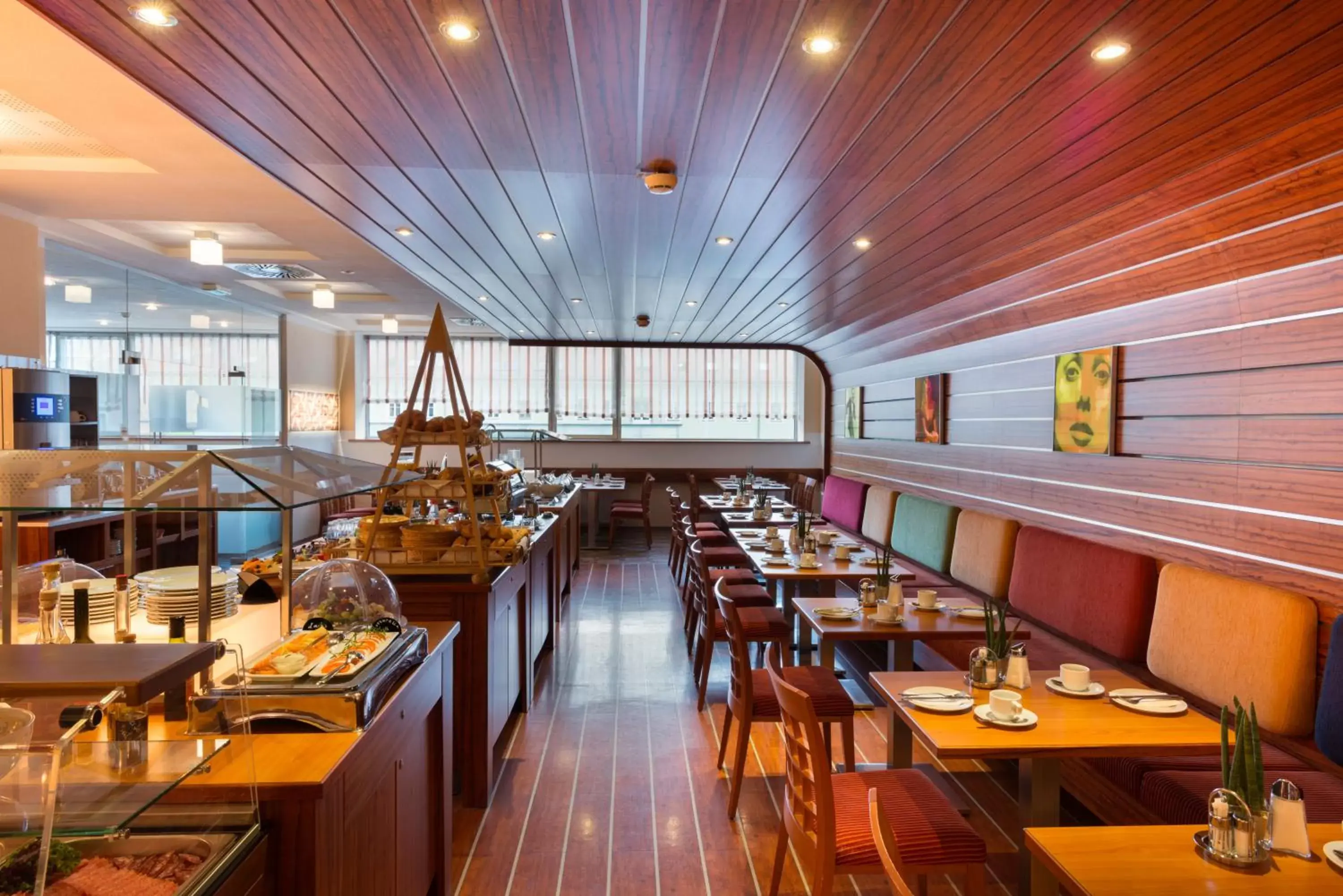 Restaurant/places to eat in Hotel City Restaurant/places to eat in Hotel City