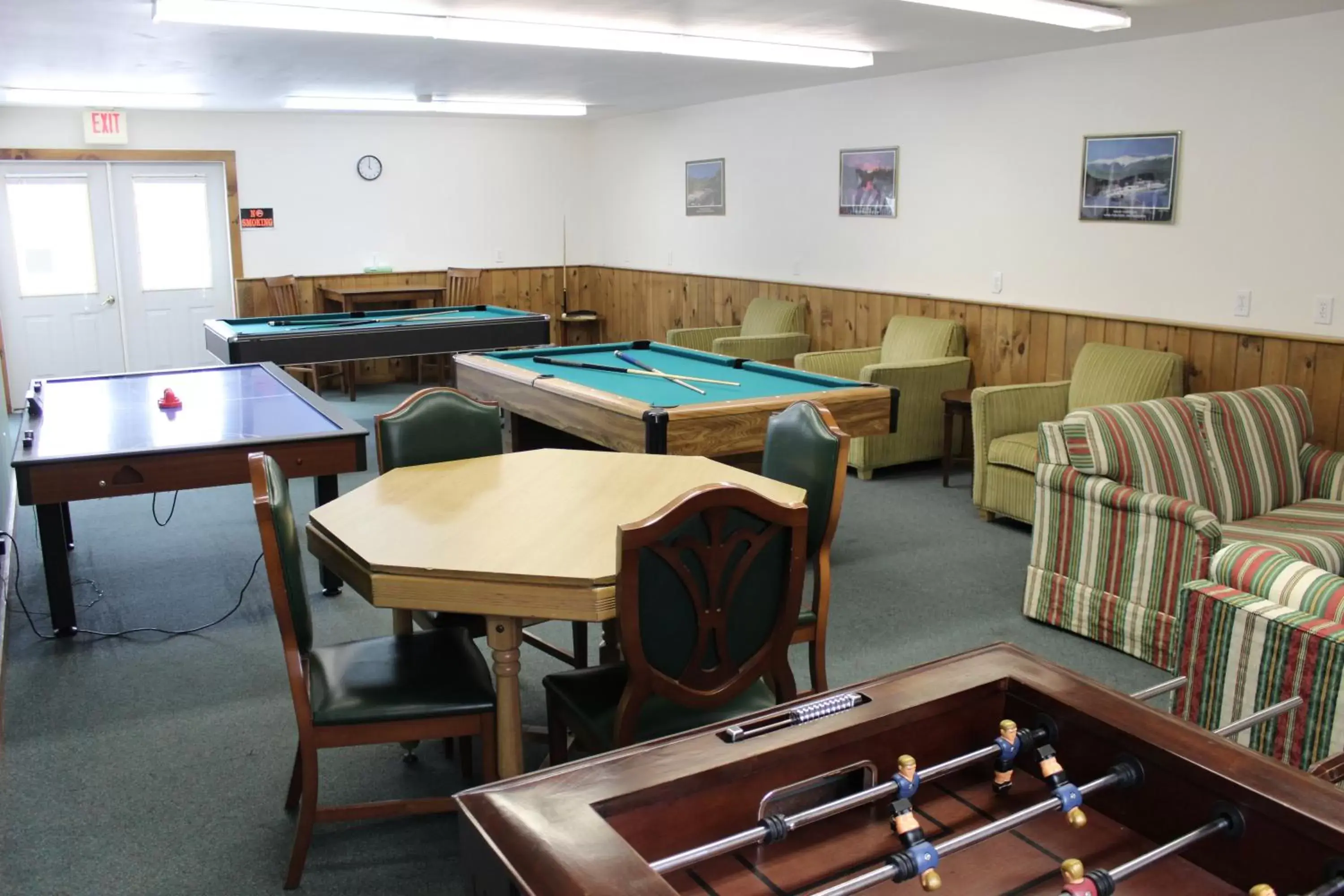 Game Room, Billiards in Nootka Lodge