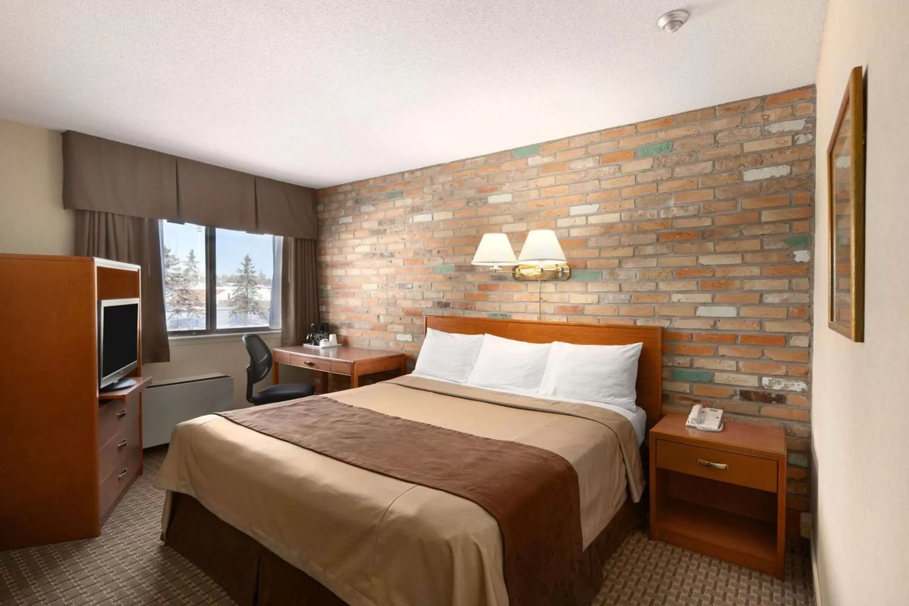 Photo of the whole room, Bed in Travelodge by Wyndham Thunder Bay ON