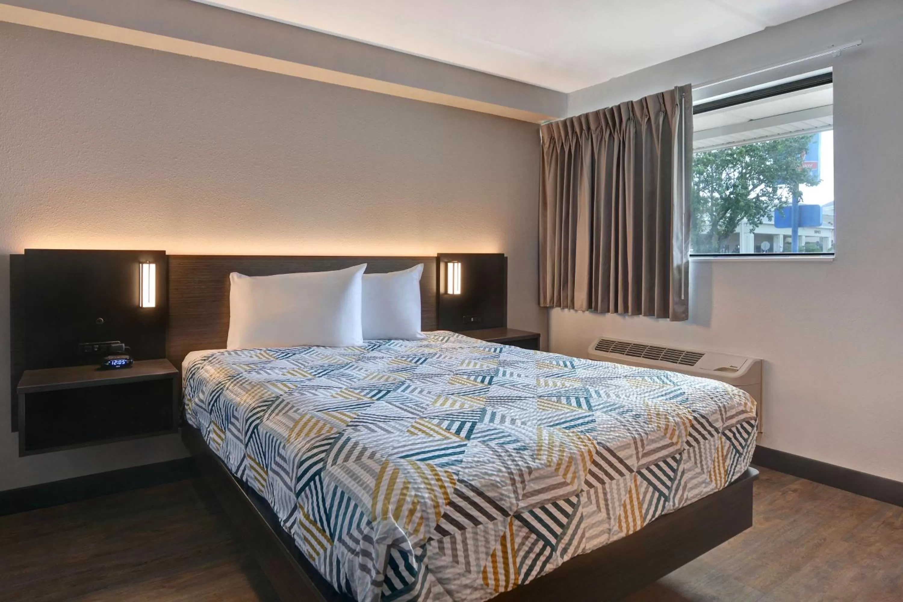 Photo of the whole room, Bed in Studio 6-Jacksonville, FL - Baymeadows