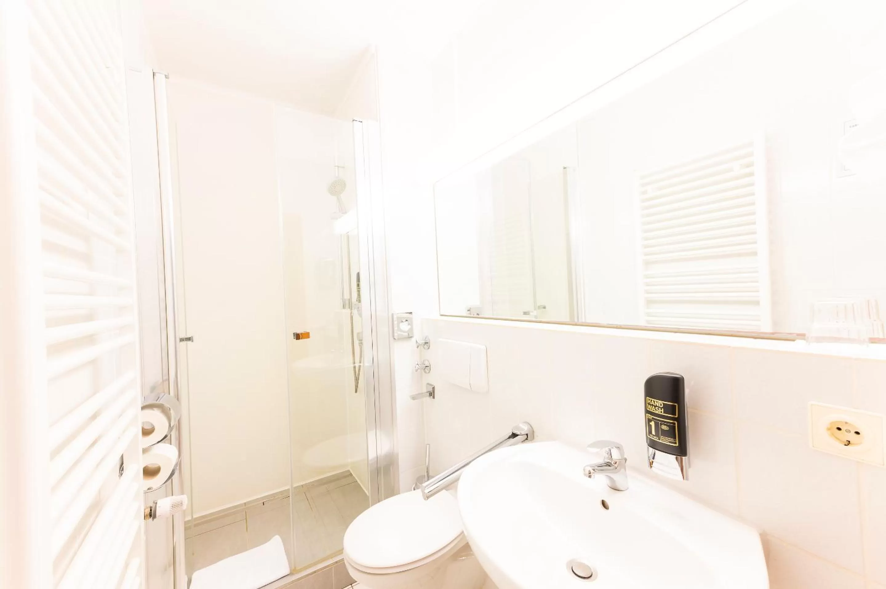 Shower in Hotel Astoria am Urachplatz