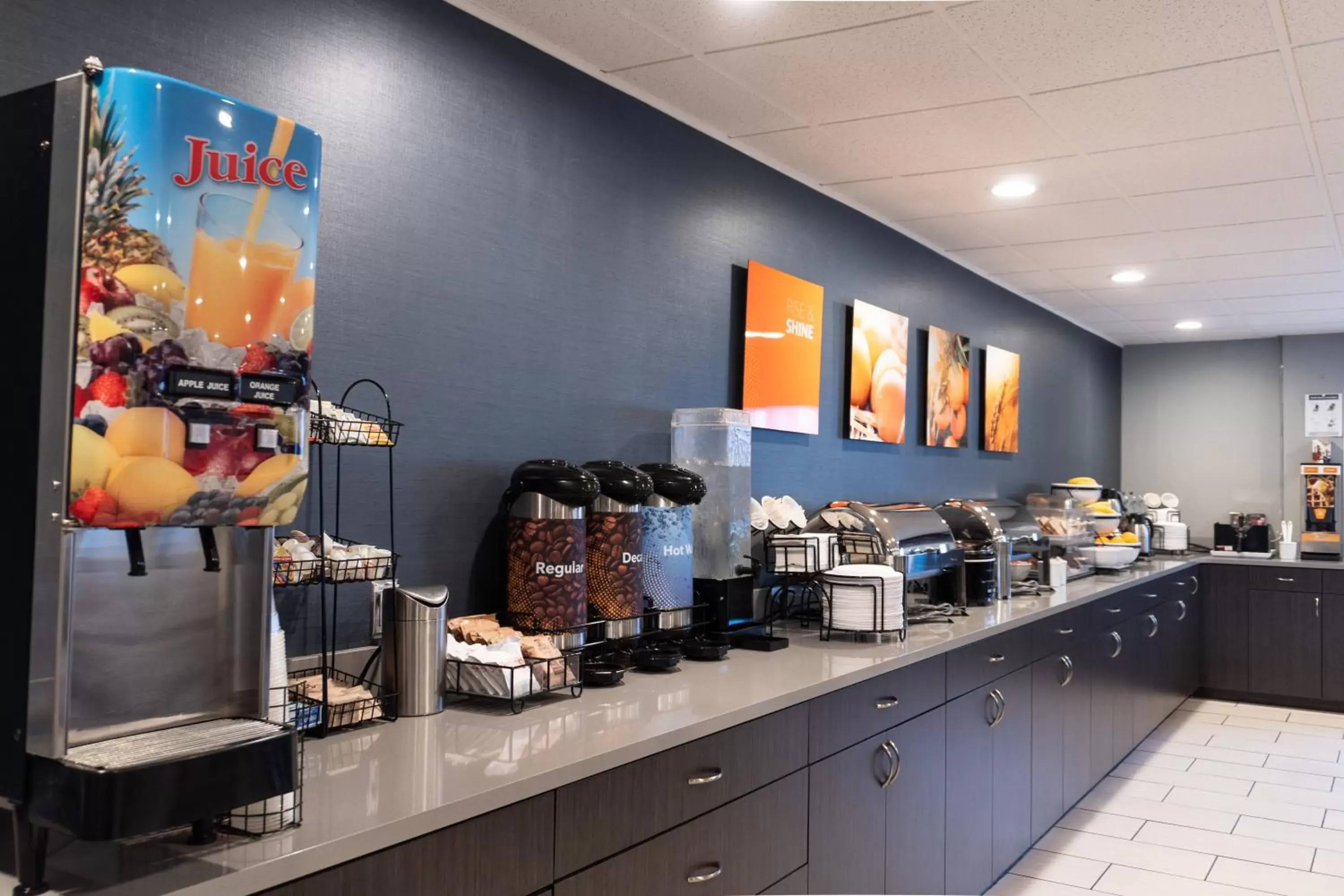 Coffee/tea facilities, Restaurant/Places to Eat in Comfort Inn Kent - Seattle