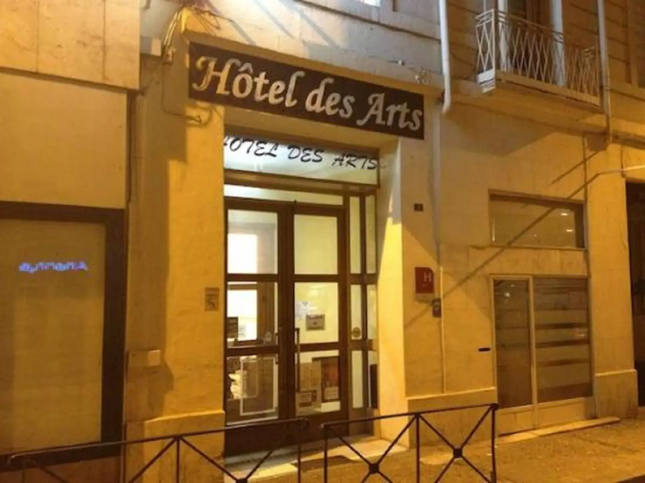 Facade/entrance in Hôtel Des Arts, Artisanal et Indépendant