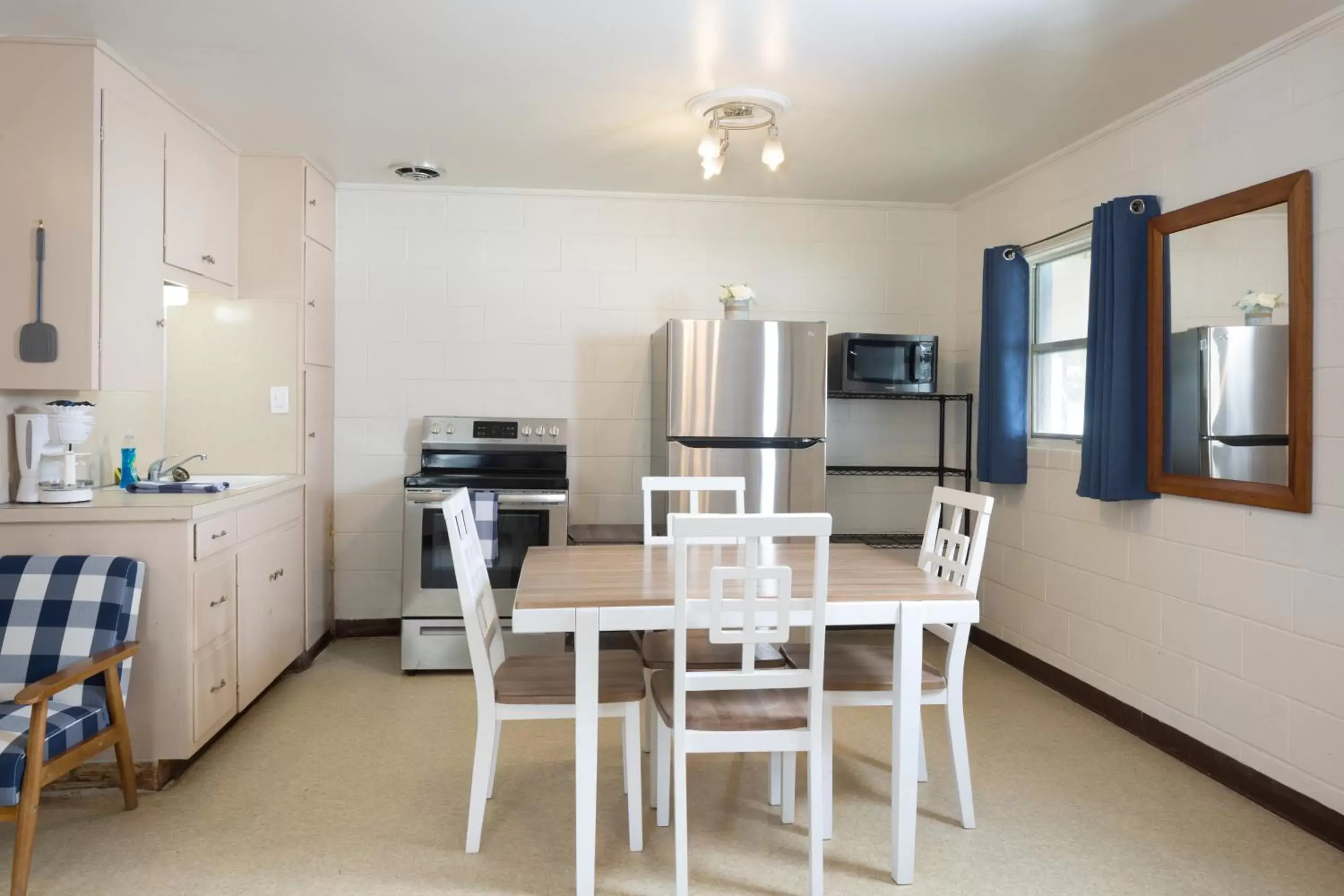 Dining Area in Oasis Lake Buchanan