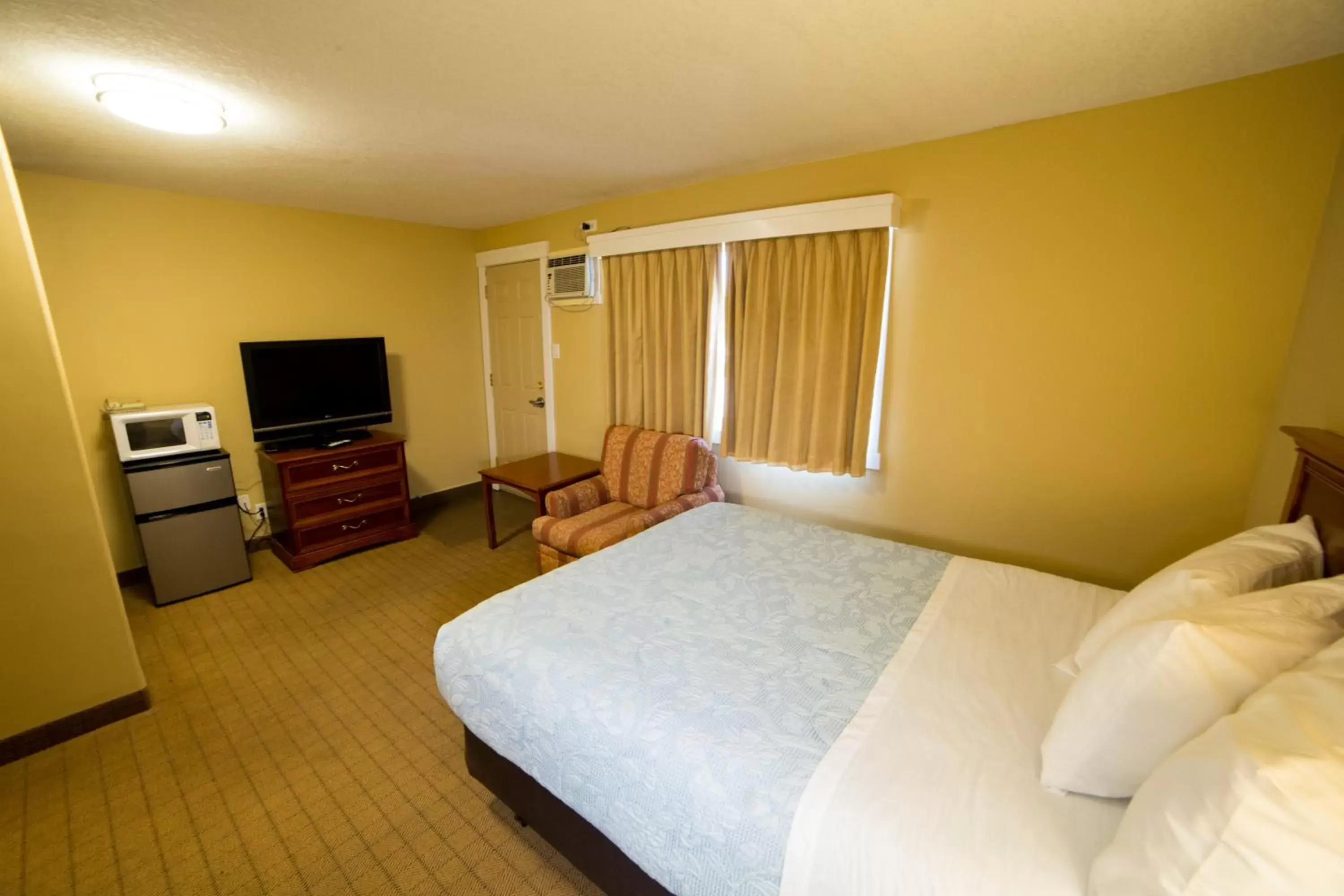 Bedroom, Bed in Midway Motel