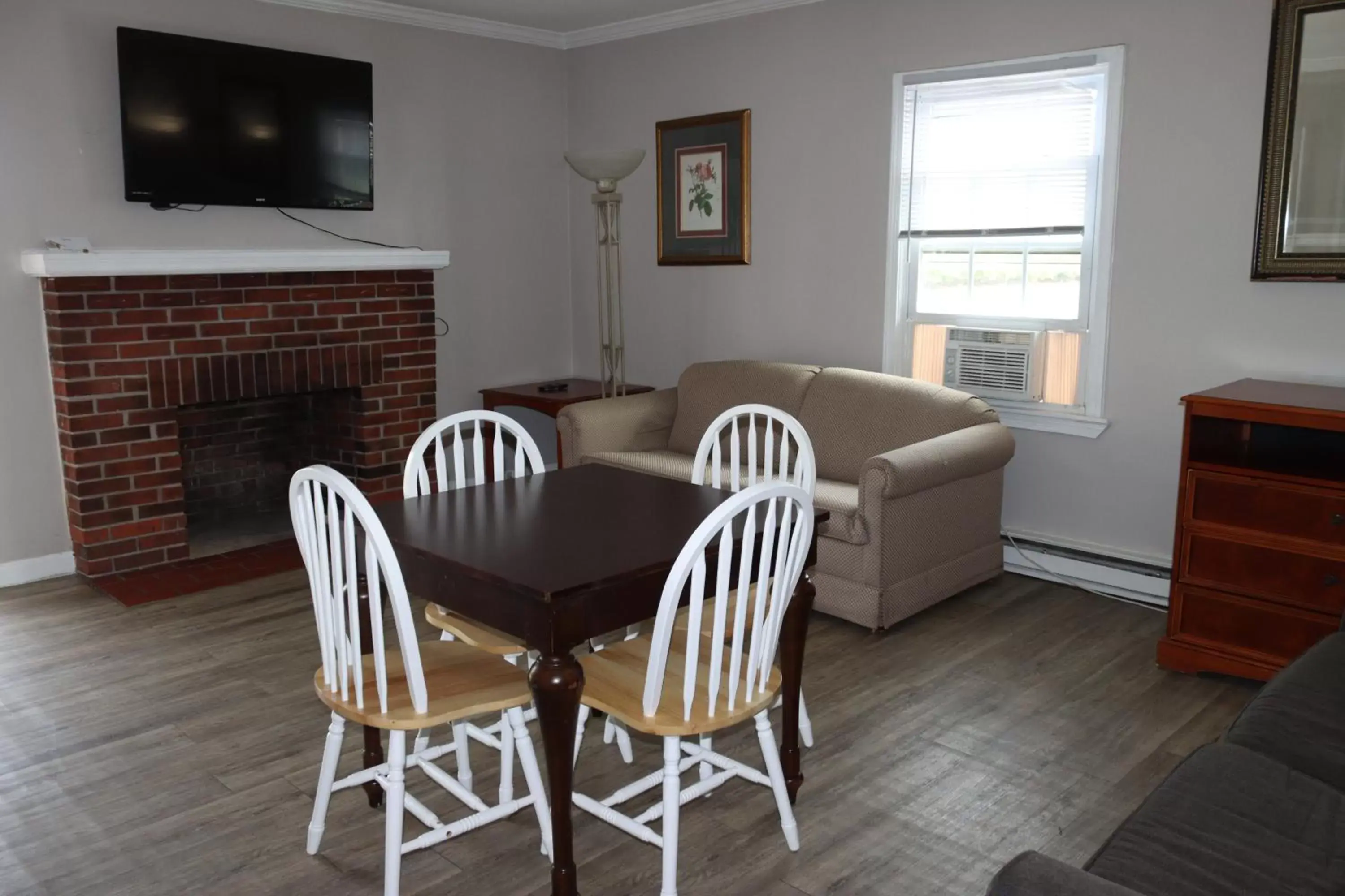 Dining Area in The Burgundy Inn Hotel and Apartments