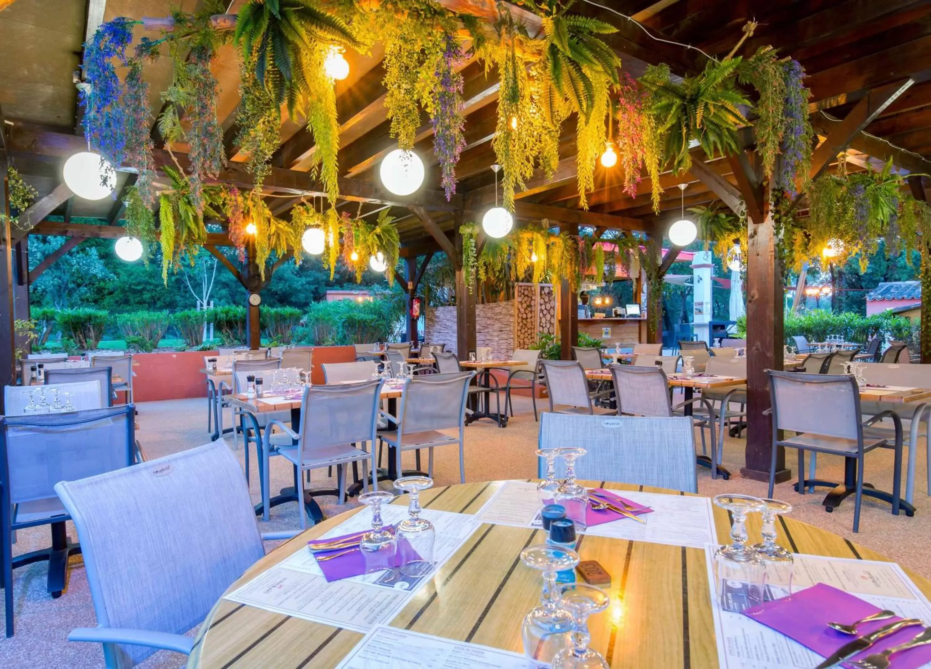 Restaurant/Places to Eat in Les Pins Blancs en Provence