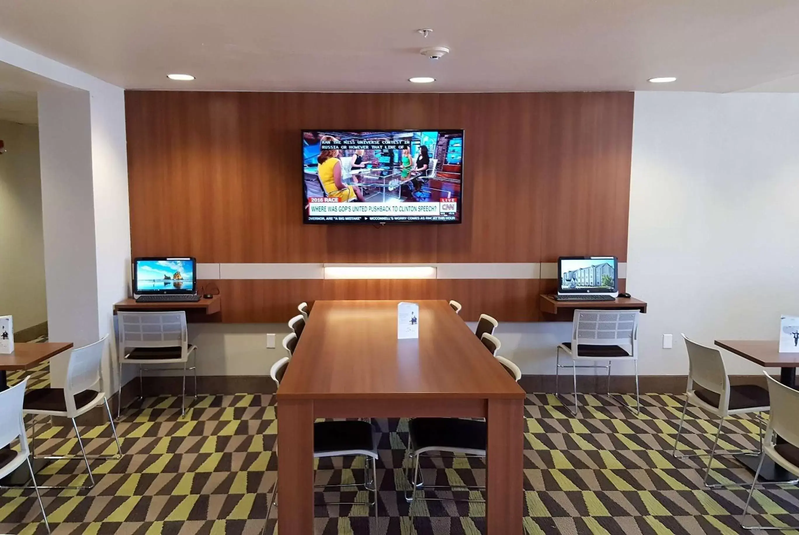 Lobby or reception, TV/Entertainment Center in Microtel Inn & Suites by Wyndham Bellevue