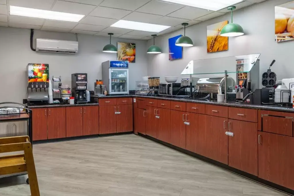 Coffee/tea facilities, Restaurant/Places to Eat in Comfort Inn & Suites at Stone Mountain