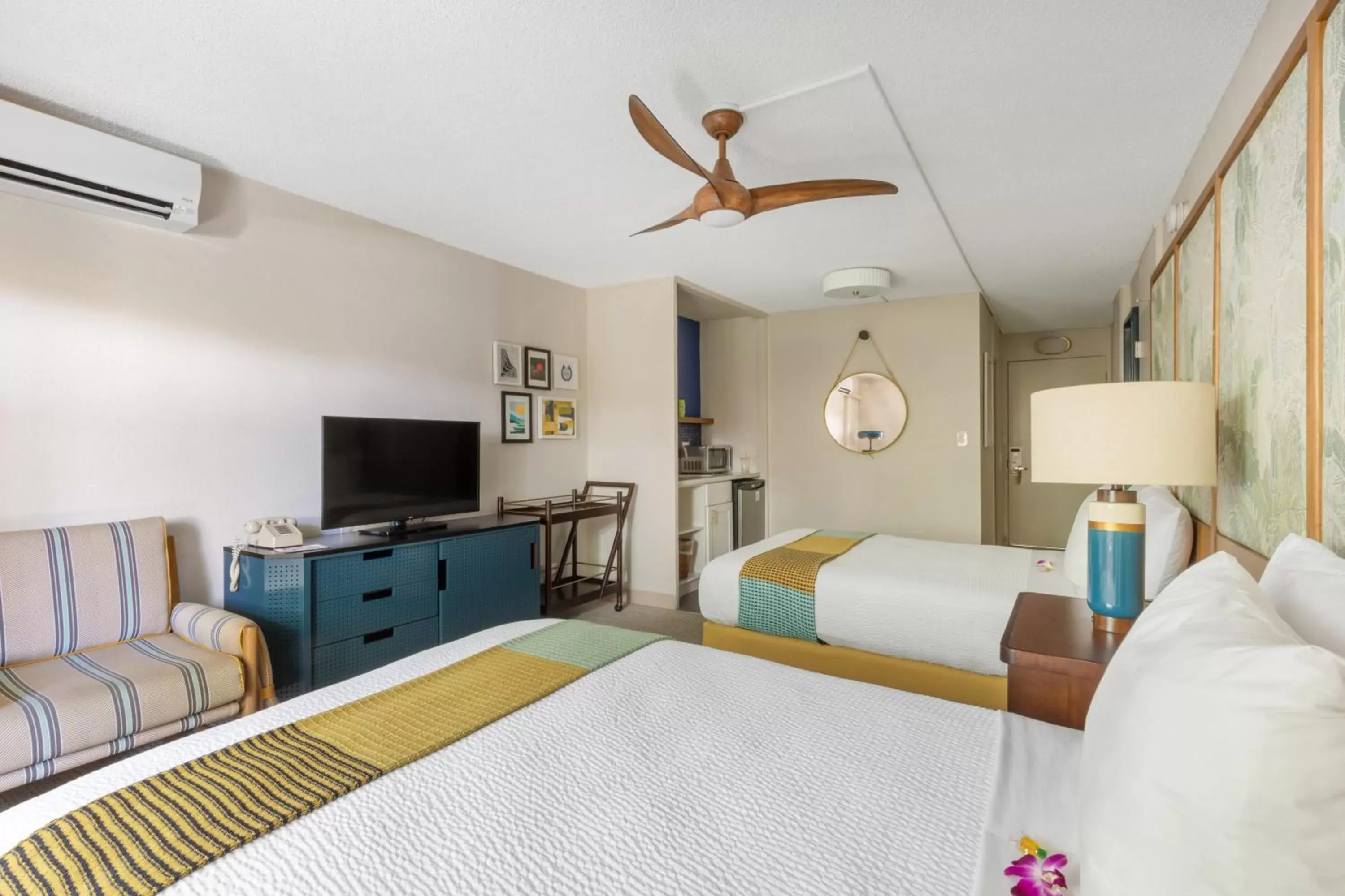 Bed, TV/Entertainment Center in White Sands Hotel