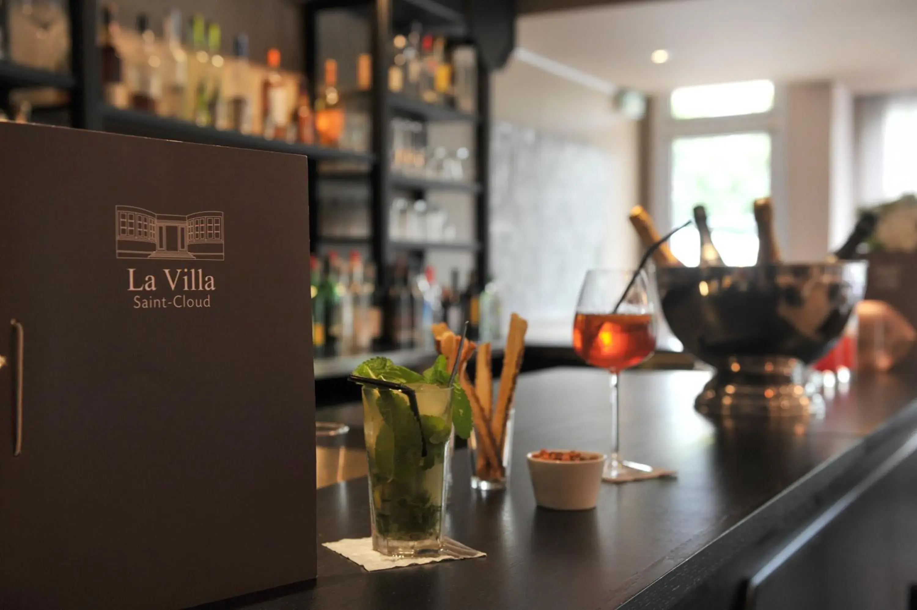 Lounge or bar in Mercure Paris Saint Cloud Hippodrome Lounge or bar in Mercure Paris Saint Cloud Hippodrome