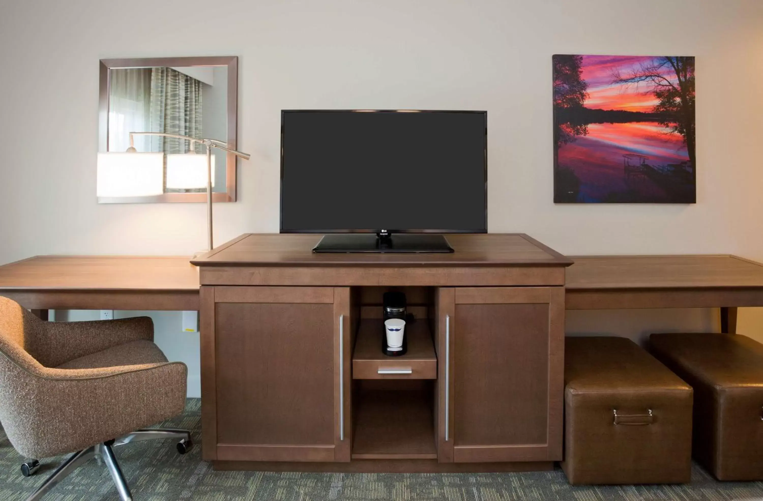 Living room, TV/Entertainment Center in Hampton Inn Spicer Green Lake, MN