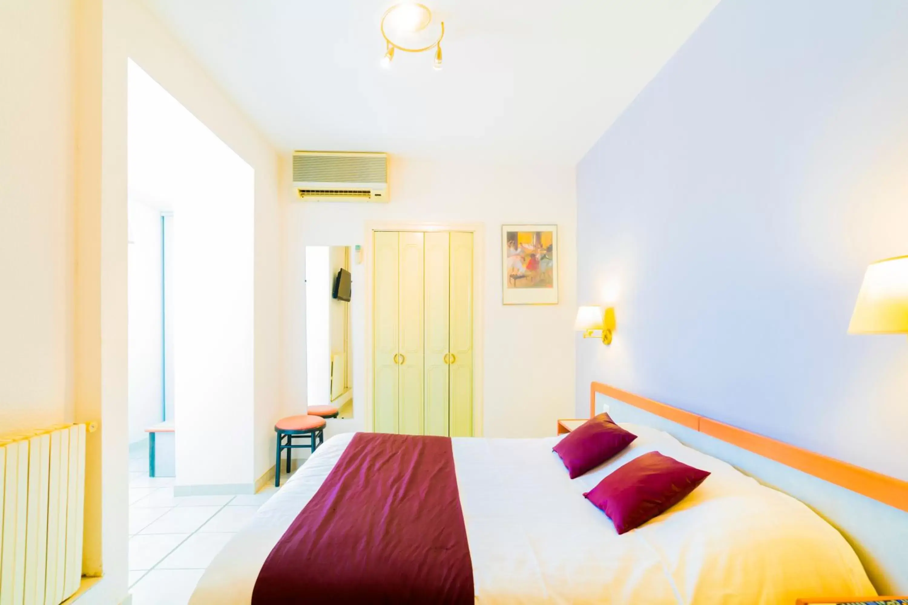 Standard Double Room in Logis Hôtel Restaurant Le Cours Standard Double Room in Logis Hôtel Restaurant Le Cours