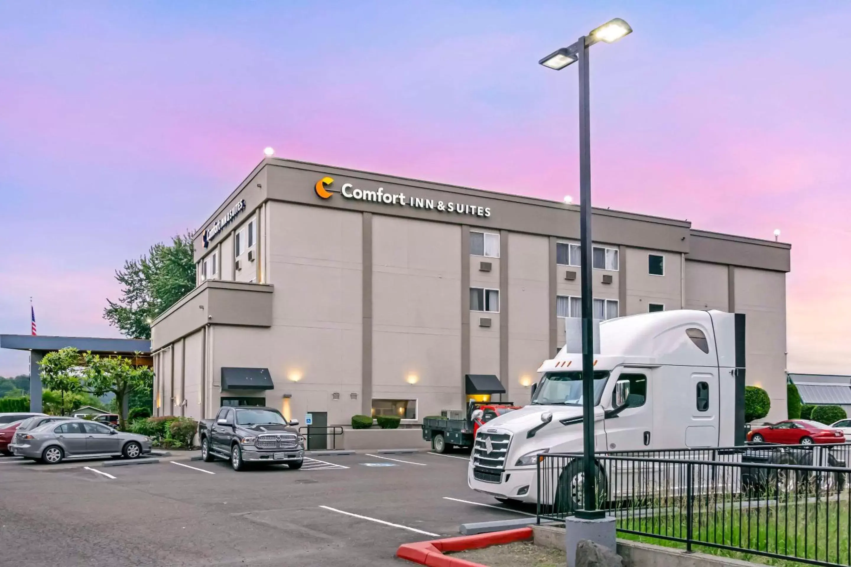 Property Building in Comfort Inn & Suites Pacific – Auburn